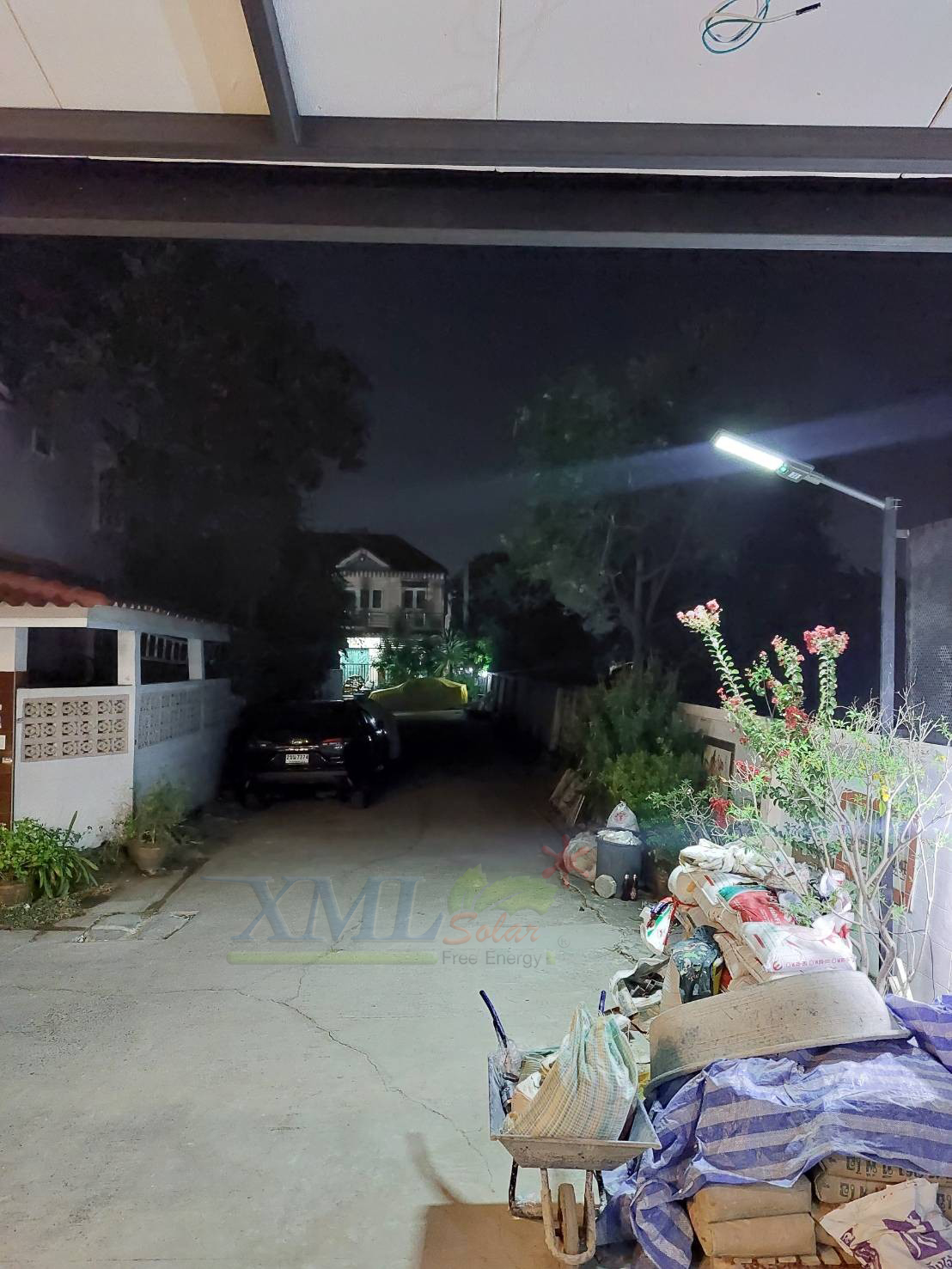 โคมไฟถนนโซล่าเซลล์ XML-Solar 300W (แสง : ขาว)(สว่างค้าง)