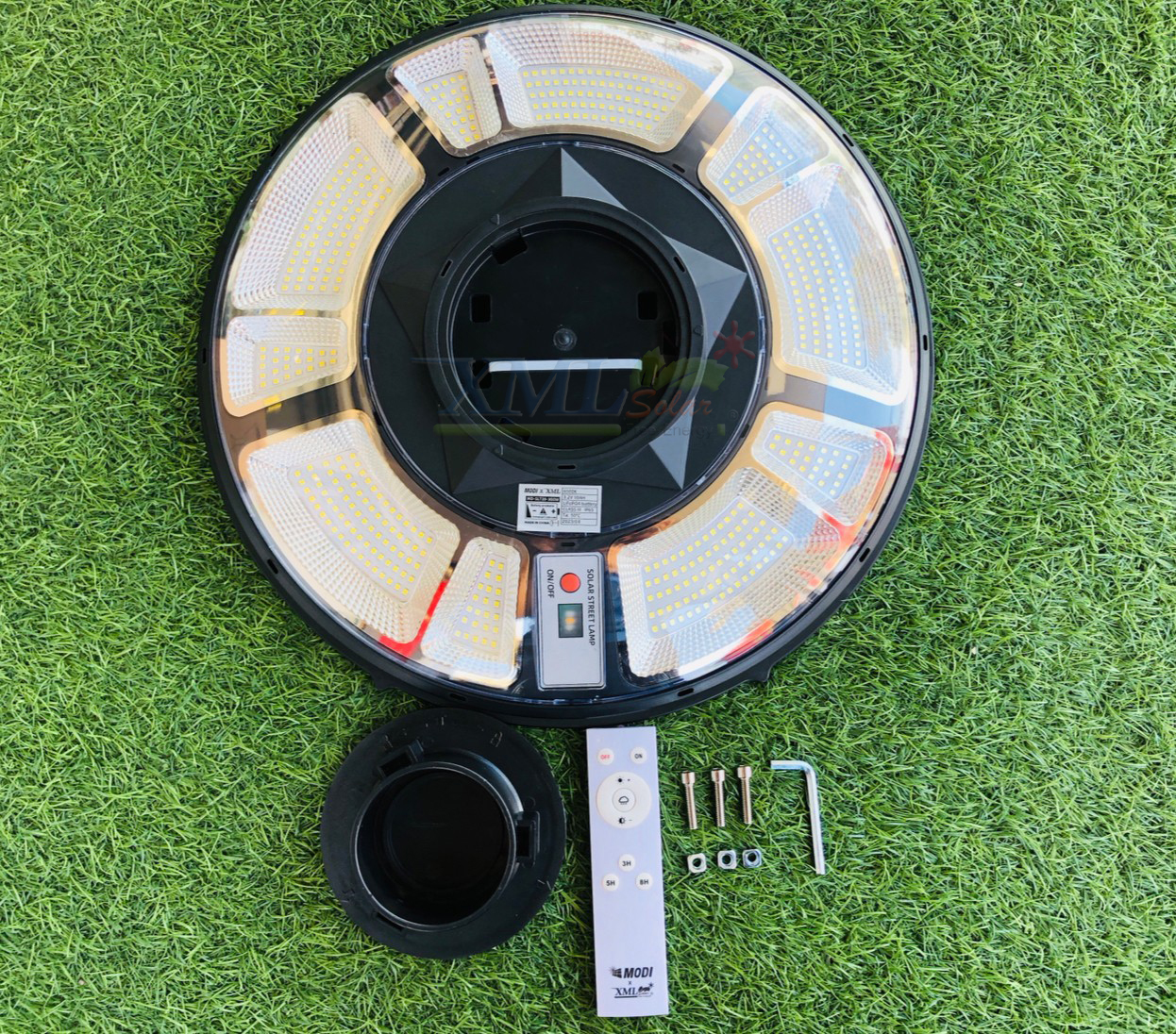 ชุดเสาพร้อมโคม SET A (โคมไฟโซล่าเซลล์ UFO SLT39-300W + เสาเหล็กดำสูง 2.82 เมตร)(แสงขาว)