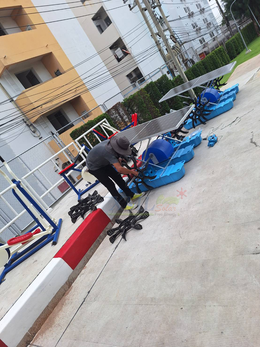 กังหันตีน้ำโซล่าเซลล์ รุ่นช้างน้อย 4 ใบพัด 3 ทุ่น