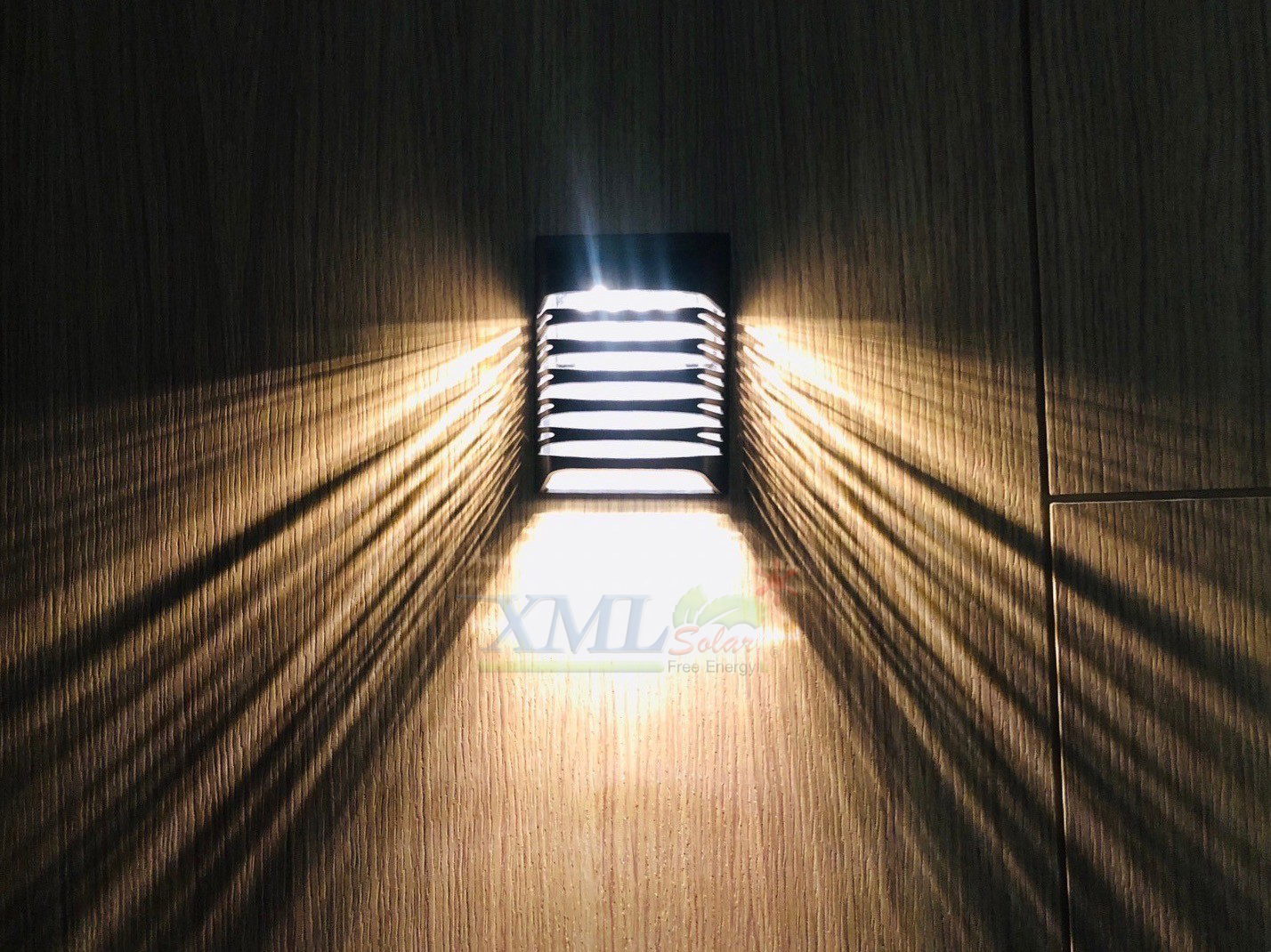 ไฟผนังโซล่าเซลล์ Modern รุ่น เหลี่ยม (แสง : เหลืองวอมไวท์)