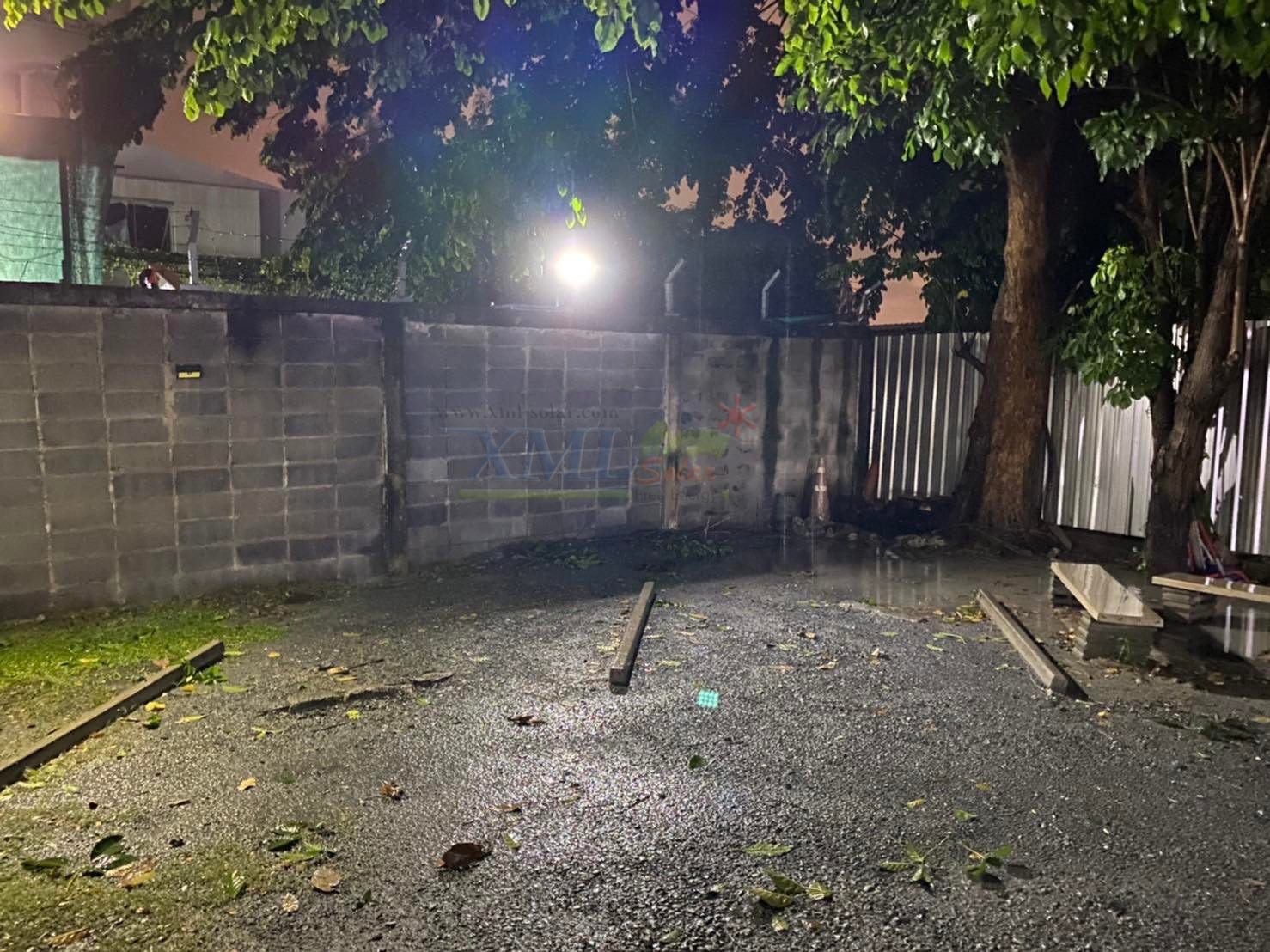 ไฟสปอตไลท์โซล่าเซลล์ 200 W. รุ่น Modi x XML ไซต์ใหญ่ (เเสง : ขาว)