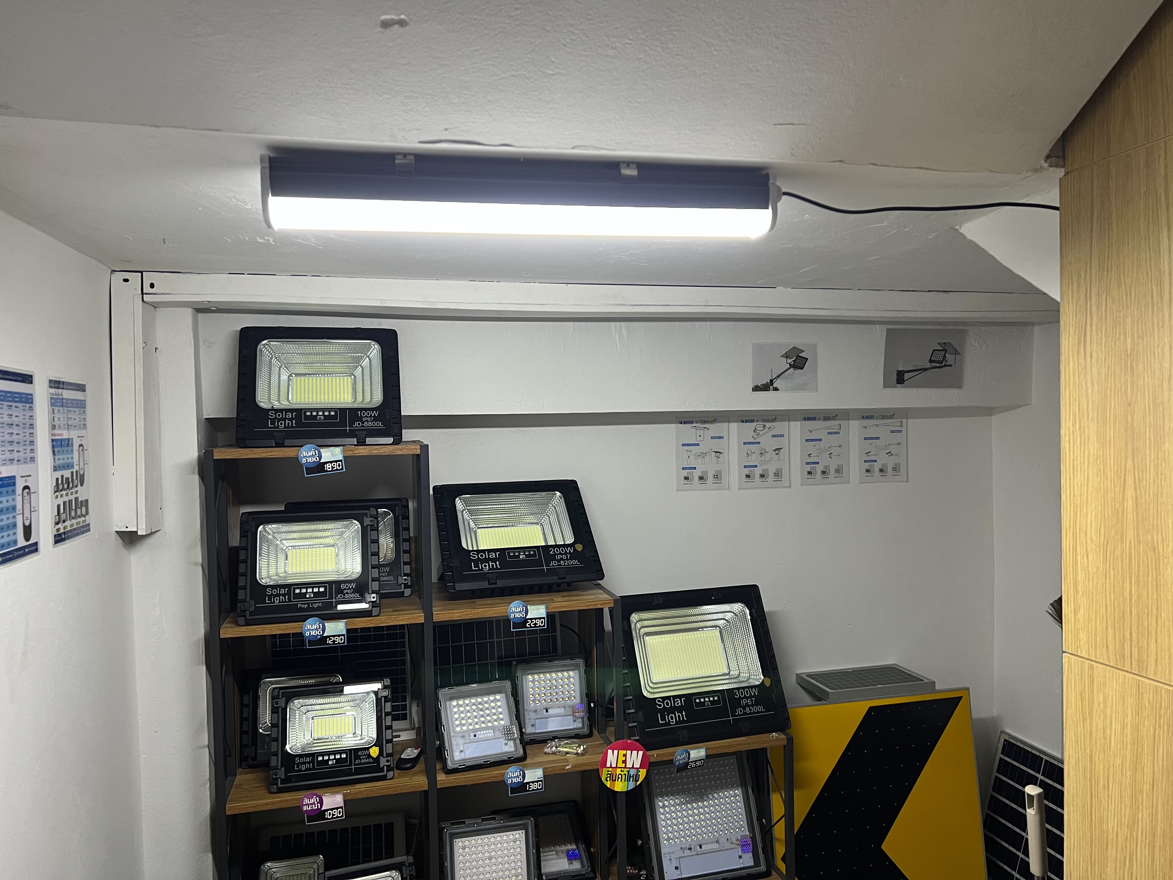 รุ่นประหยัด โคมไฟติดเพดานโซล่าเซลล์ หลอดยาว ไซต์ใหญ่ 60W. (แสงขาว)