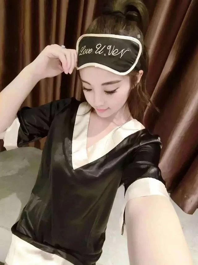 ชุดนอน ผ้าซาติน แบบกระโปรง พร้อมผ้าปิดตา เนื้อผ้านิ่ม ใส่สบาย ฟรีไซส์ มี 2 สี ดำ เนื้อ ราคาส่ง 3 ชิ้น คละแบบได้ชุดละ 450 บาท