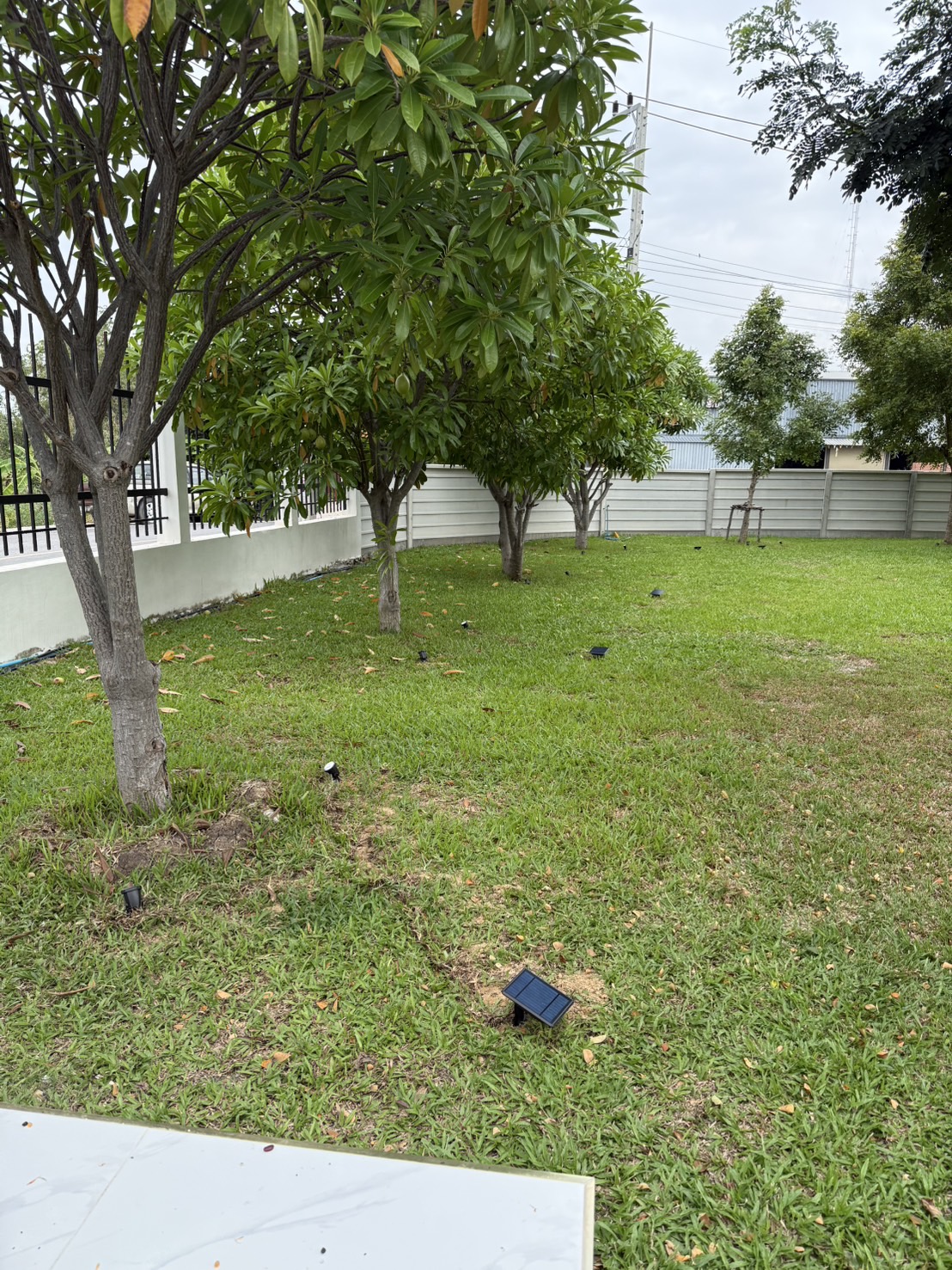 สปอร์ตไลท์ปักสนามโซล่าเซลล์ DC-16 รุ่น 2 หัว สาย 3 เมตร (แสง : เหลืองวอมไวท์)