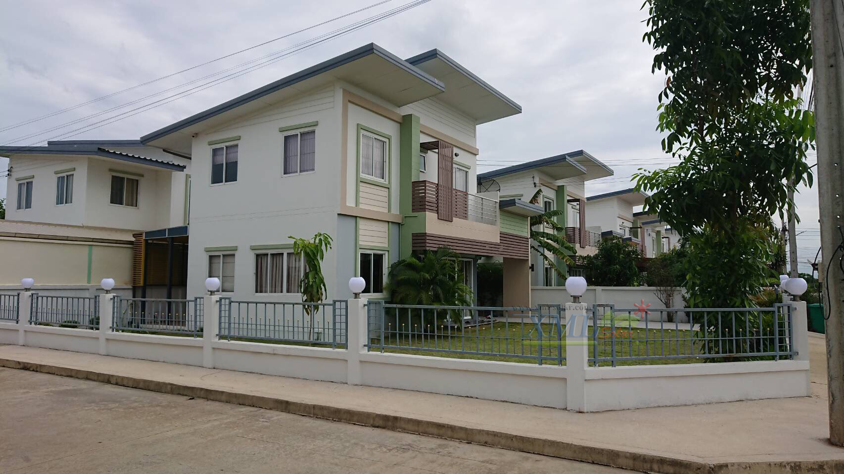 โคมไฟหัวเสาโซล่าเซลล์ ทรงกลมฐานสเเตนเลส (25 ซม.) + Remote (เปิดได้ 3 แสง)+AC