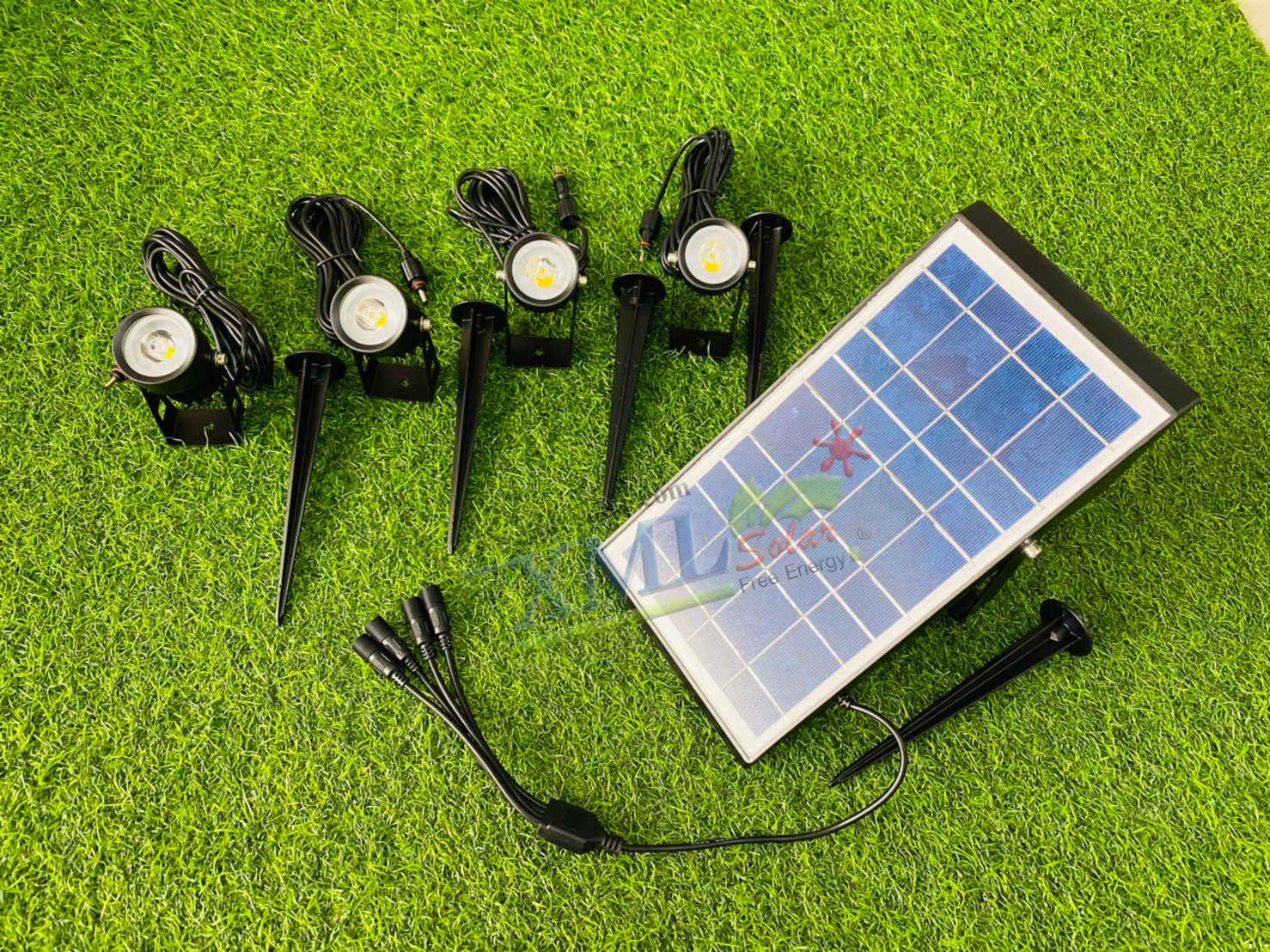 สปอร์ตไลท์ปักสนามโซล่าเซลล์ (รุ่น 4 หัว) (เเสง : เหลืองวอมไวท์)
