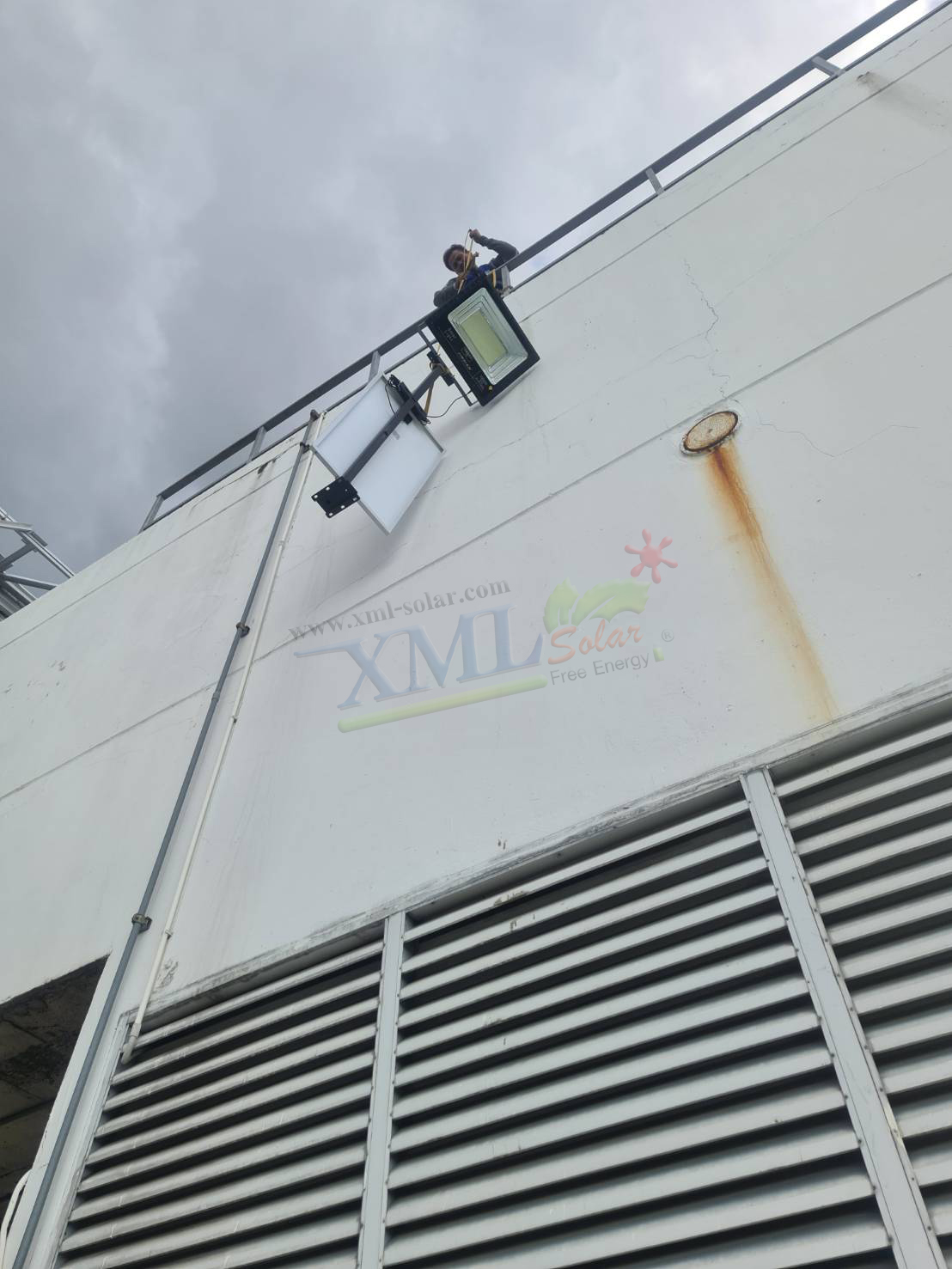 สปอร์ตไลท์โซล่าเซลล์ 1000 W. รุ่นใหม่ JD81000L (แสง : ขาว)