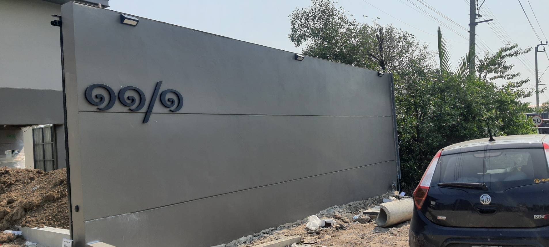 โคมไฟโซล่าเซลล์ ติดผนัง ทรงสามเหลี่ยม 38 SMD LED (เเสง : เหลืองวอมไวท์) 1 แถม 1