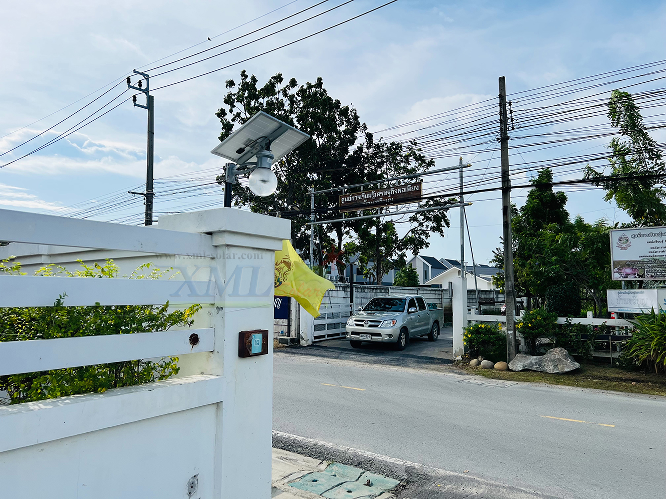 โคมไฟโซล่าเซลล์อัจฉริยะ ทรงโคมกลม รุ่น 40 Watt Monocrystalline (1 แถม 1)