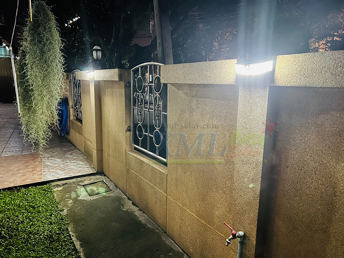 โคมไฟโซล่าเซลล์ติดผนัง รุ่น 308 LED + Motion (เเสง : ขาว)