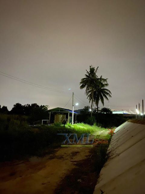 โคมไฟถนนโซล่าเซลล์ XML-Solar 200W (แสง : ขาว)(สว่างค้าง)