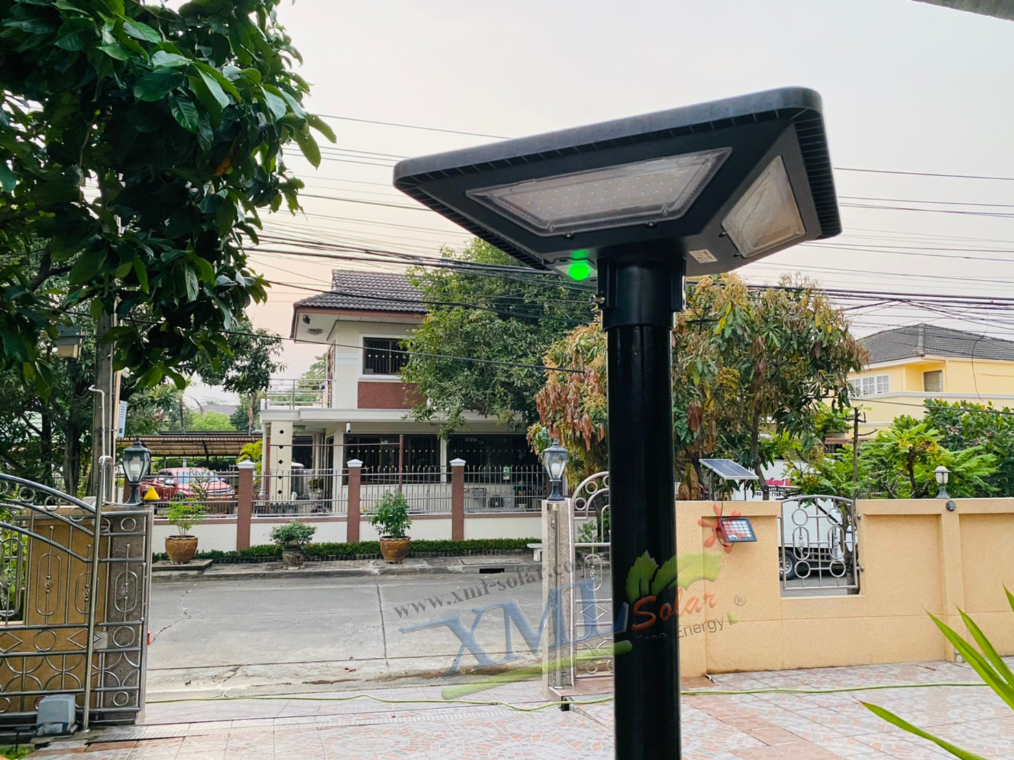 ชุดเสาพร้อมโคม SET B (โคมไฟโซล่าเซลล์ UFO SLT28-300W + เสาเหล็กดำสูง 2.82 เมตร)(แสงขาว)