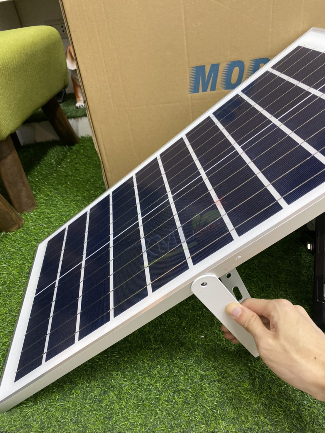 ไฟสปอตไลท์โซล่าเซลล์ 200W SLIM (แสง : เหลืองวอมไวท์)