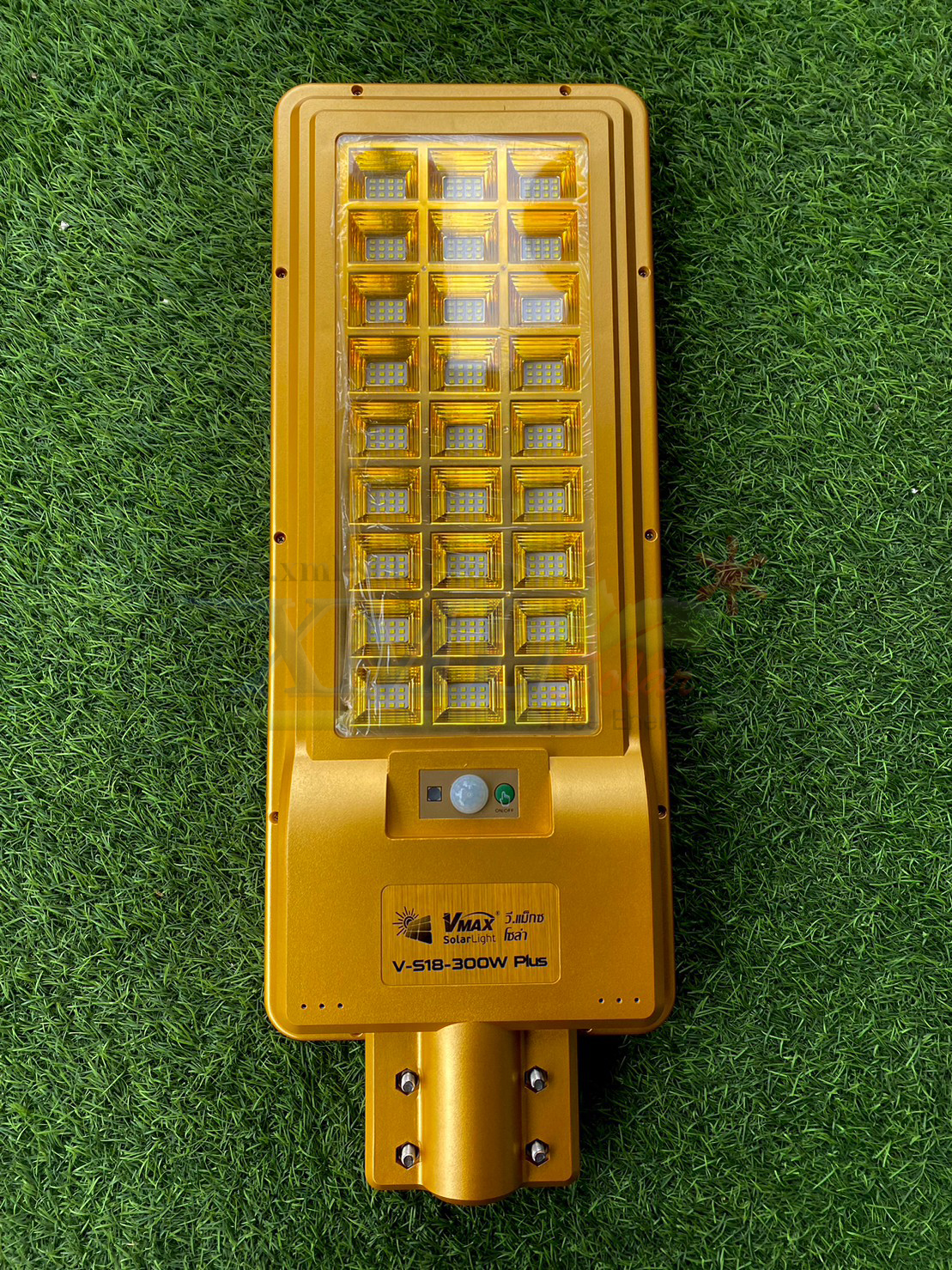 โคมไฟถนนโซล่าเซลล์ Vmax 300w. Body สีทอง (แสง : ขาว)