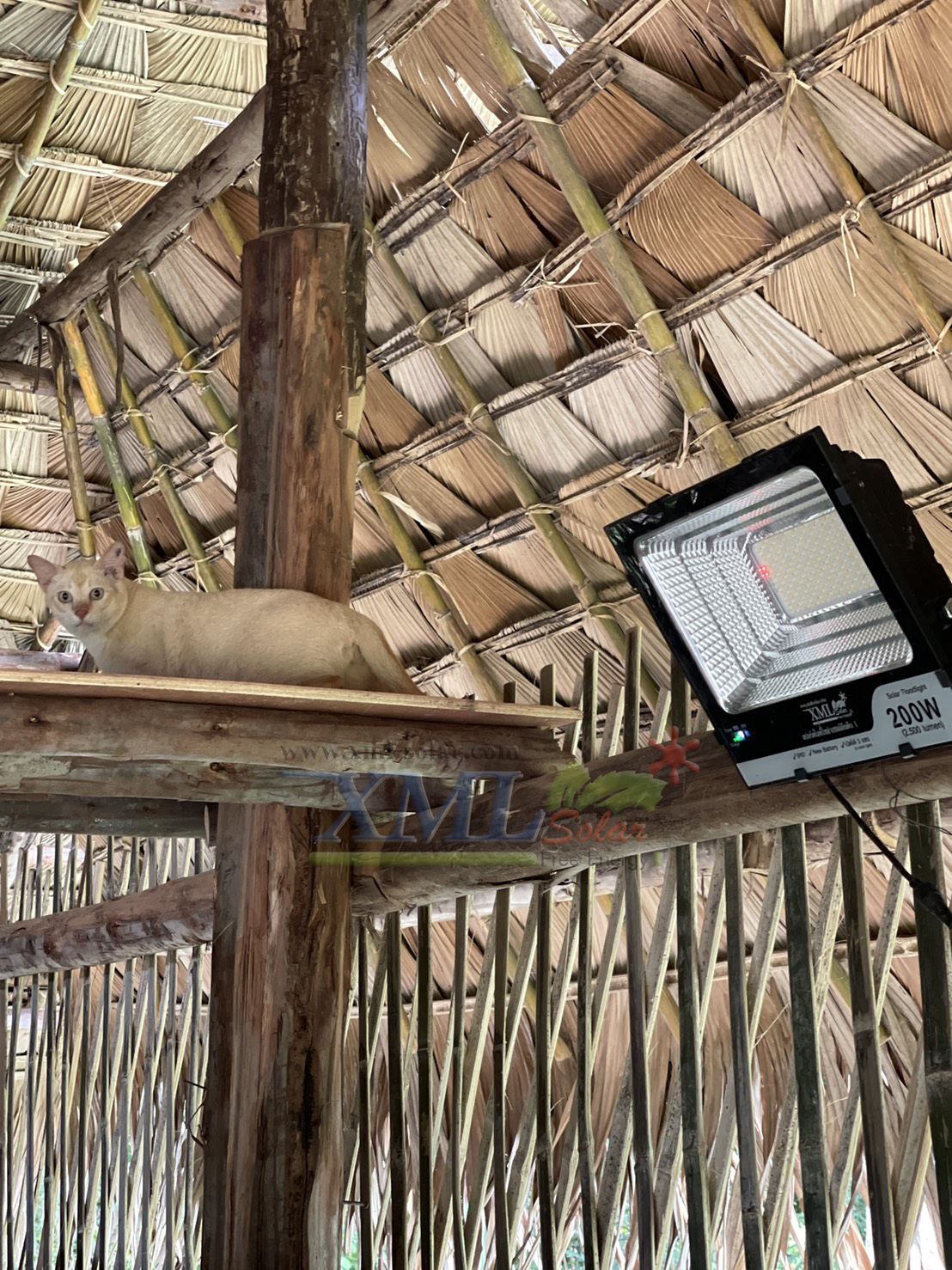 ไฟสปอตไลท์โซล่าเซลล์ 200 Watt กล่องสีน้ำตาล (เปิดได้ 3 แสง)