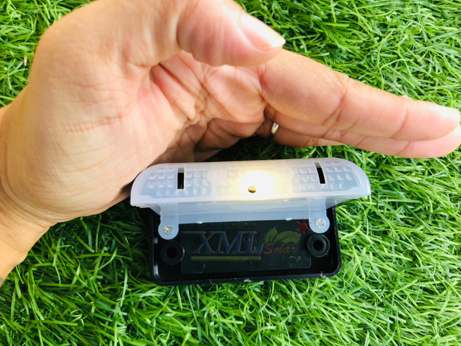 ไฟโซล่าเซลล์ติดบันได 1 LED (สีดำ) (แสง : เหลืองวอมไวท์) (ซื้อ 1 เเถม 7)