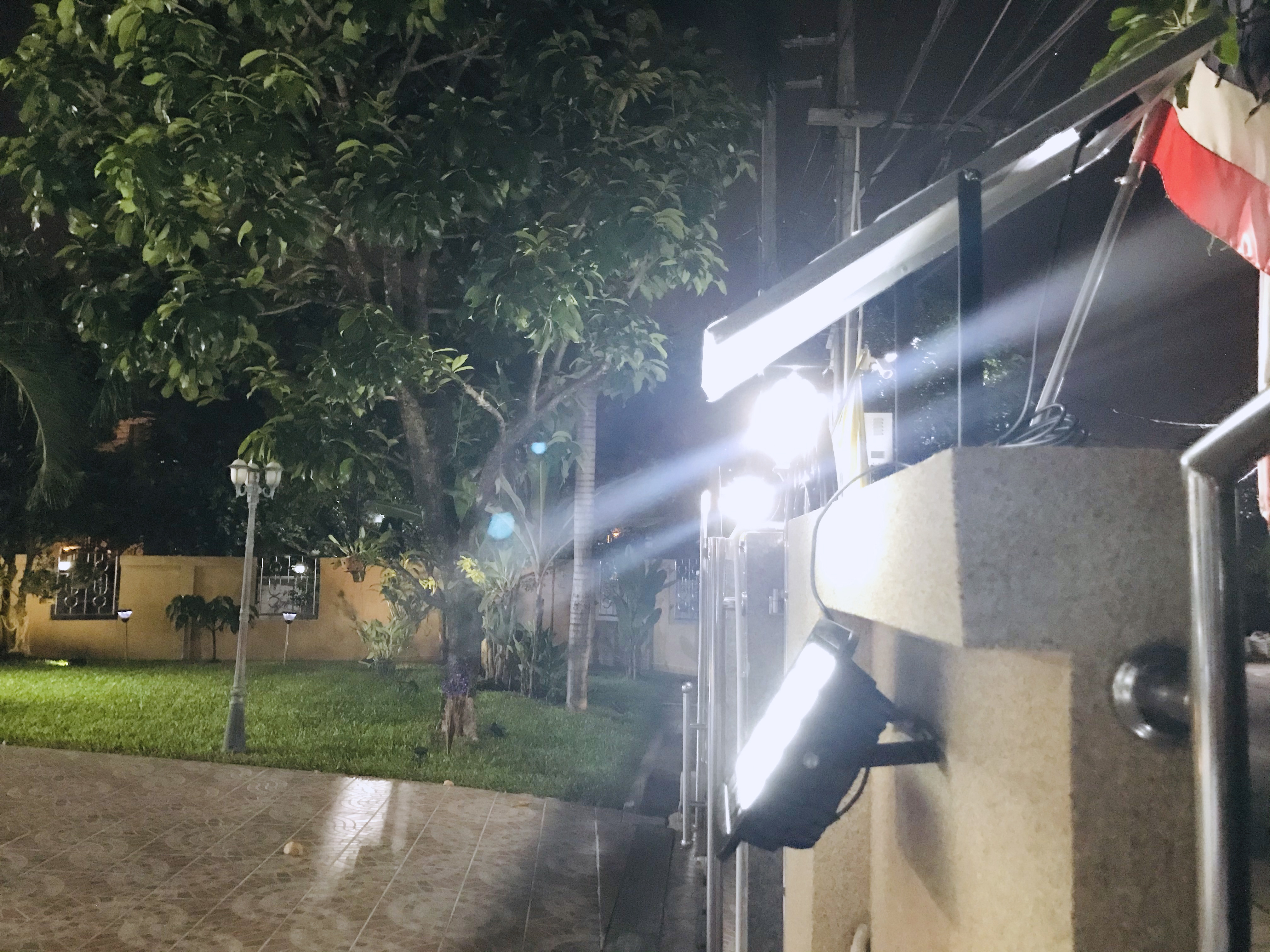 ไฟสปอตไลท์โซล่าเซลล์ 400 W. รุ่น Modi x XML ไซต์ใหญ่ (เเสง : ขาว)