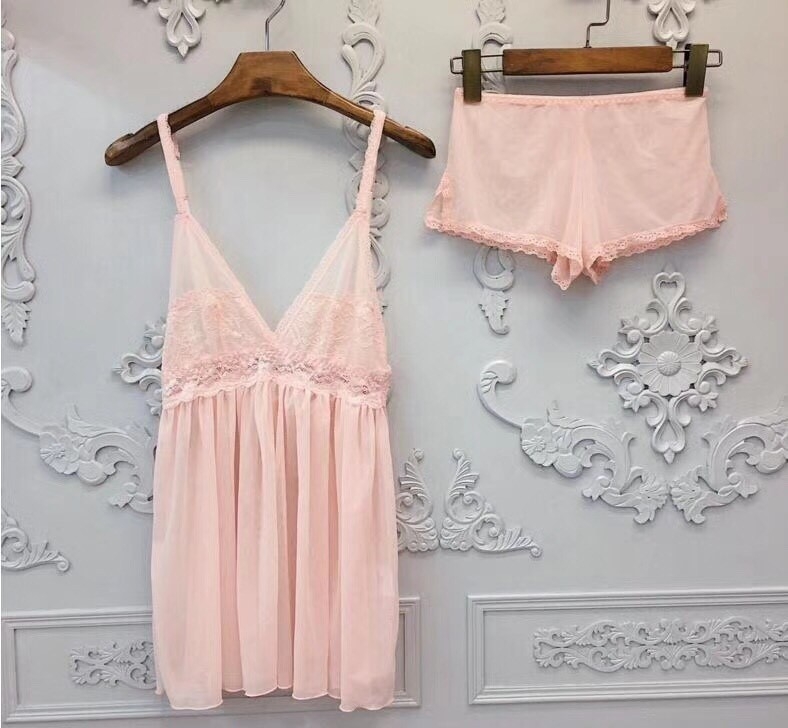 ชุดนอนลูกไม้ซีทรู เนื้อผ้านิ่มเบาสบาย ใส่แล้วไม่ร้อน มาพร้อมจีสตริงเข้าชุด ฟรีไซส์ ราคาส่ง 3 ชิ้น คละแบบได้ชุดละ 250 บาท