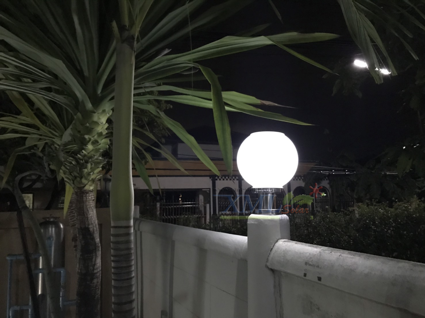 โคมไฟหัวเสาโซล่าเซลล์ ทรงกลมฐานสเเตนเลส (25 ซม.) + Remote (เปิดได้ 3 แสง)+AC