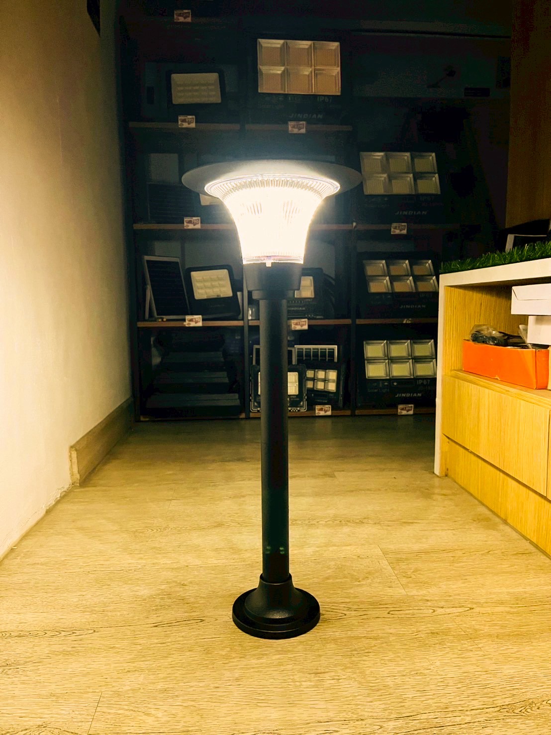 โคมไฟตั้งพื้นโซล่าเซลล์ รุ่น TC-3630 (เปิดได้ 2 แสง)