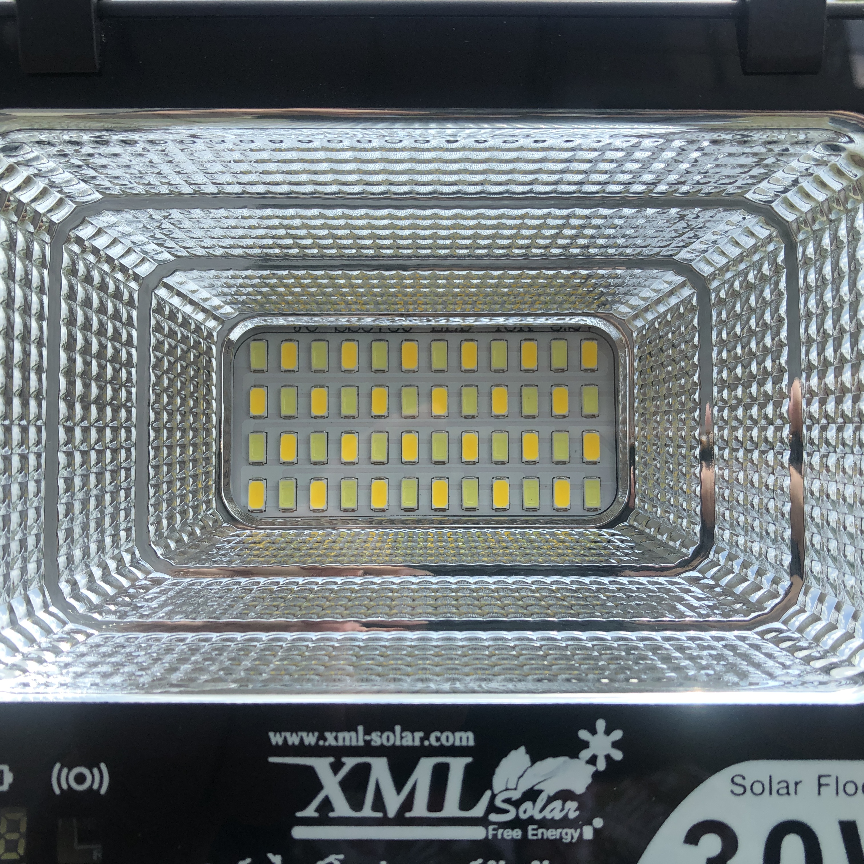 ไฟสปอตไลท์โซล่าเซลล์ 30 Watt กล่องสีน้ำตาล (เปิดได้ 3 แสง)