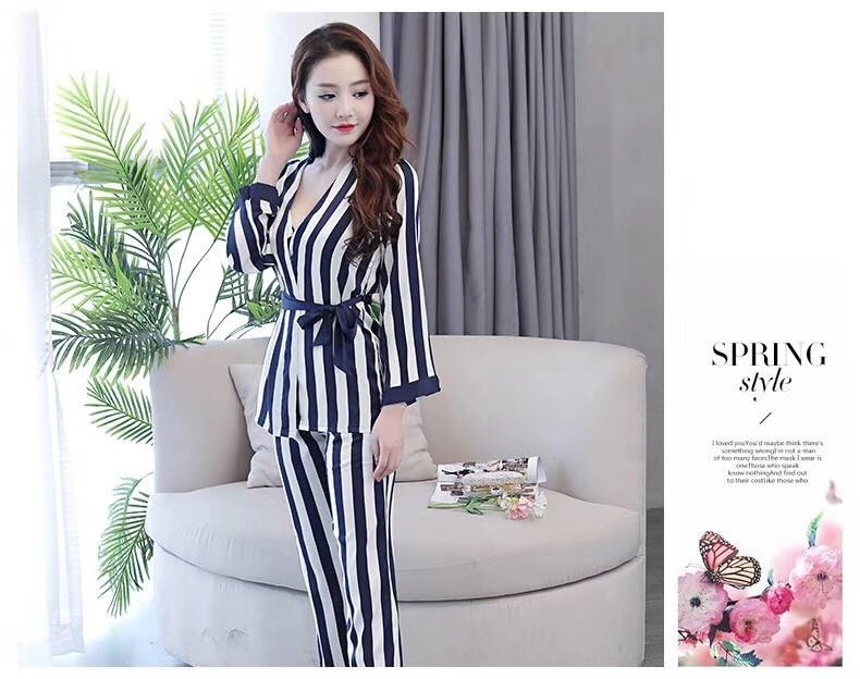 ชุดนอนผ้าซิลค์ซาติน เซ็ต 3 ชิ้น สายเดี่ยว เสื้อคลุม กางเกง จะใส่นอนก็สบายหรือจะใส่ไปปาร์ตี้ก็ได้ มี 3 สี กรม ชมพู เขียว ราคา ชุดละ