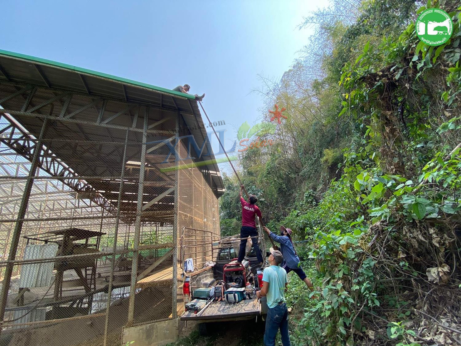 ไฟสปอตไลท์โซล่าเซลล์ 50 Watt กล่องสีน้ำตาล (เปิดได้ 3 แสง)