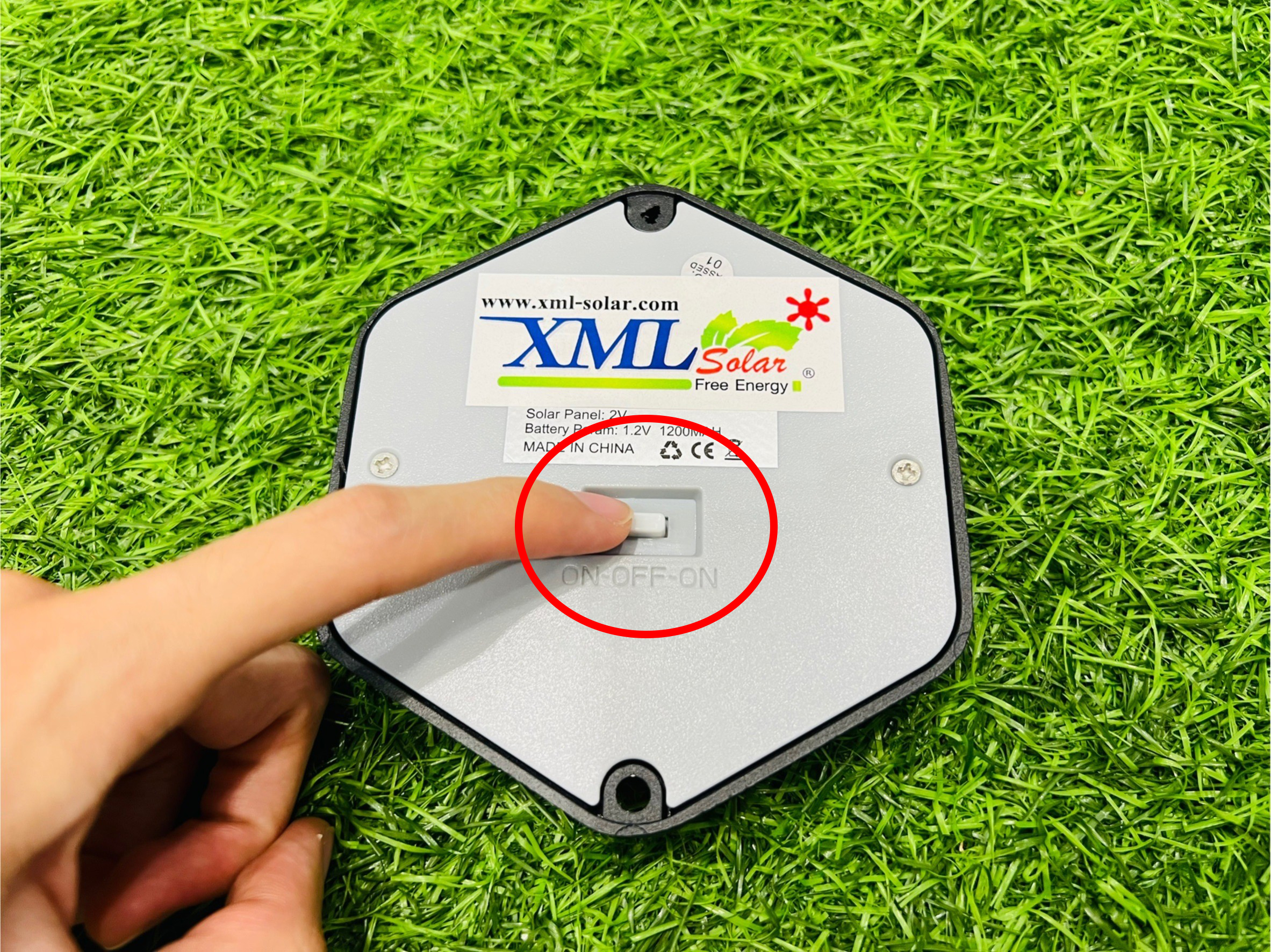 โคมไฟฝังพื้นโซล่าเซลล์ 6 LED รุ่น Black edition (เเสง : เหลืองวอมไวท์)