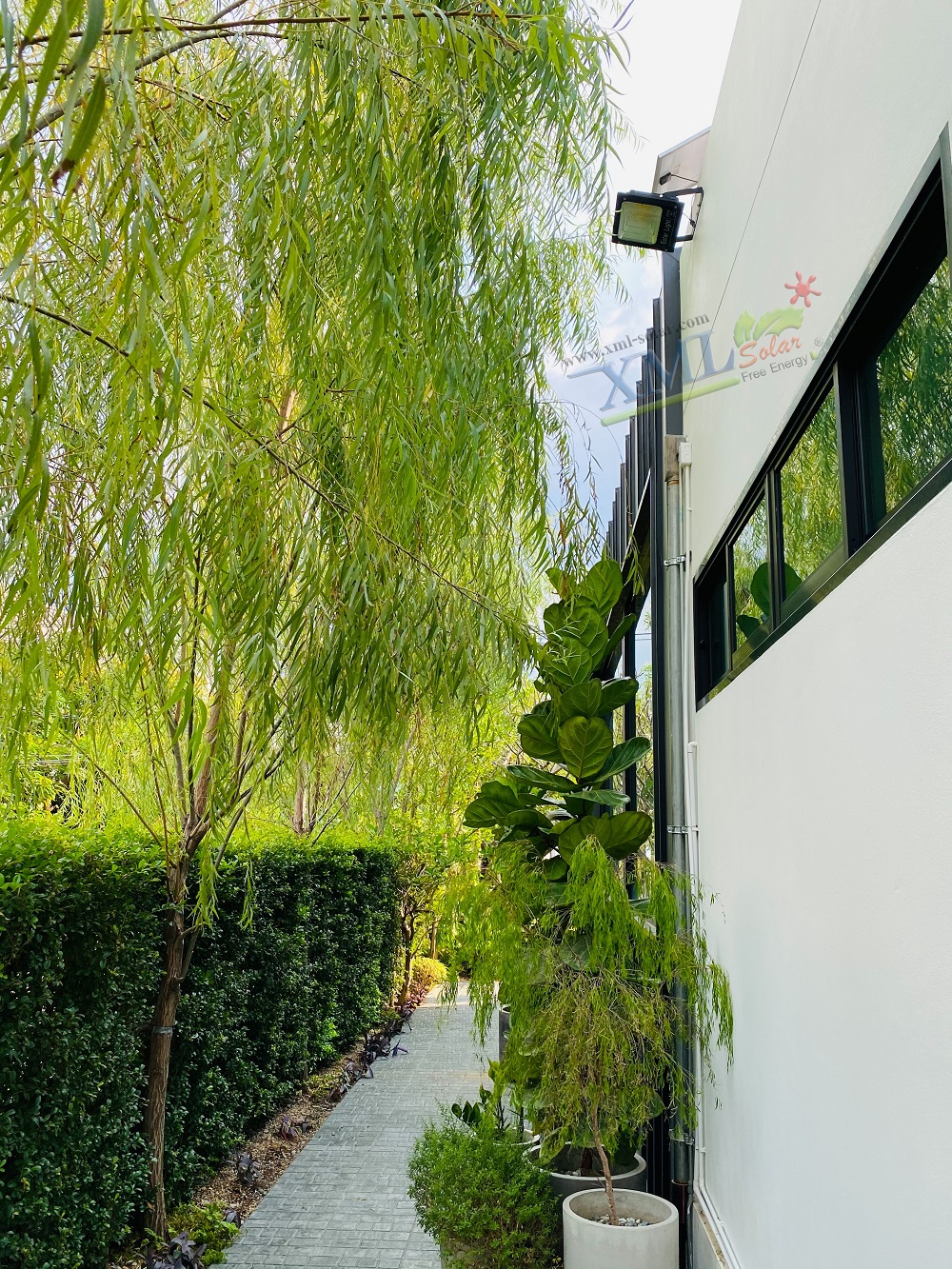 สปอร์ตไลท์โซล่าเซลล์ 200 W. รุ่นใหม่ JD8200L (แสง : เหลืองวอมไวท์)