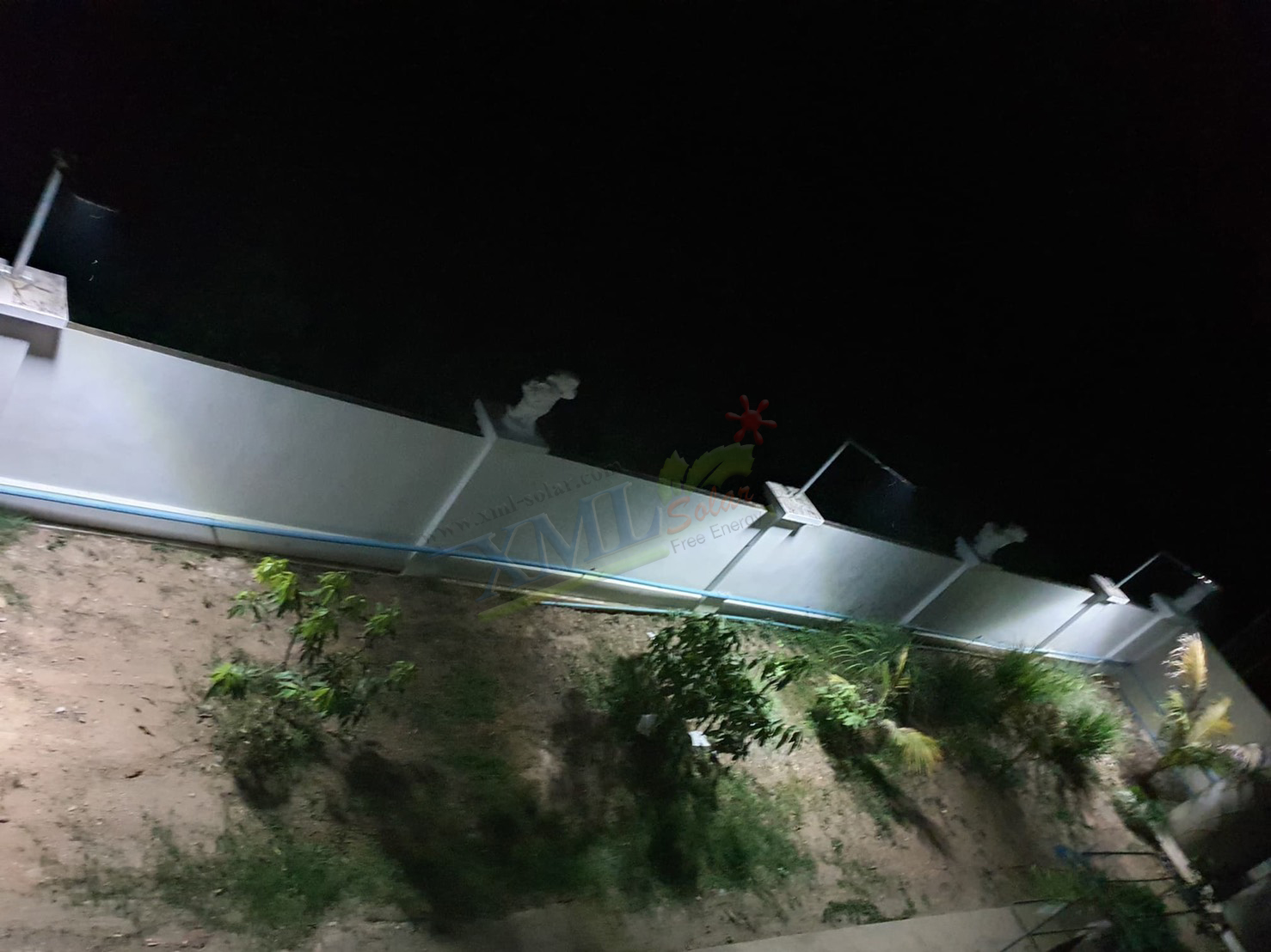 โคมไฟถนนโซล่าเซลล์ XML-Solar 200W (แสง : ขาว)(สว่างค้าง)