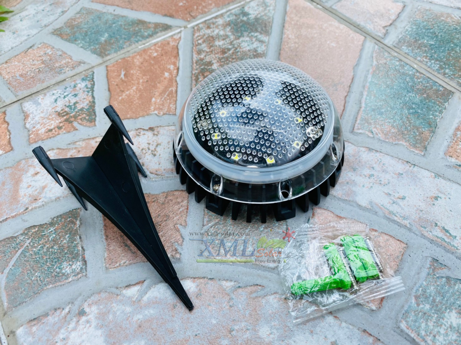 โคมไฟฝังพื้นโซล่าเซลล์ 8 LED ทรงกลมนูน (เเสง : ขาว)