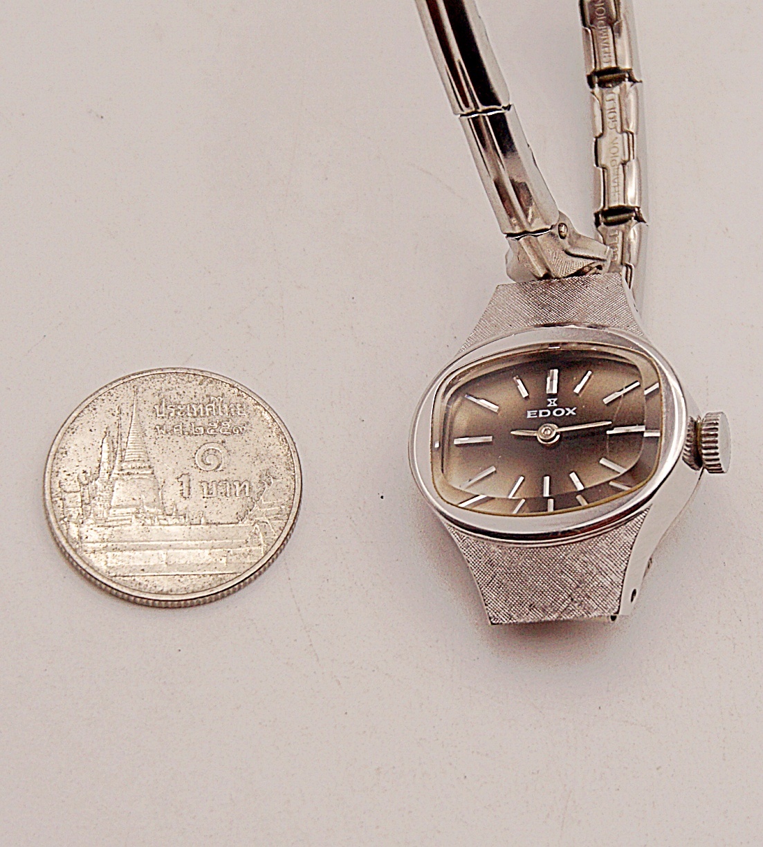 นาฬิกาเก่า EDOX ไขลาน (นาฬิกาผู้หญิง)