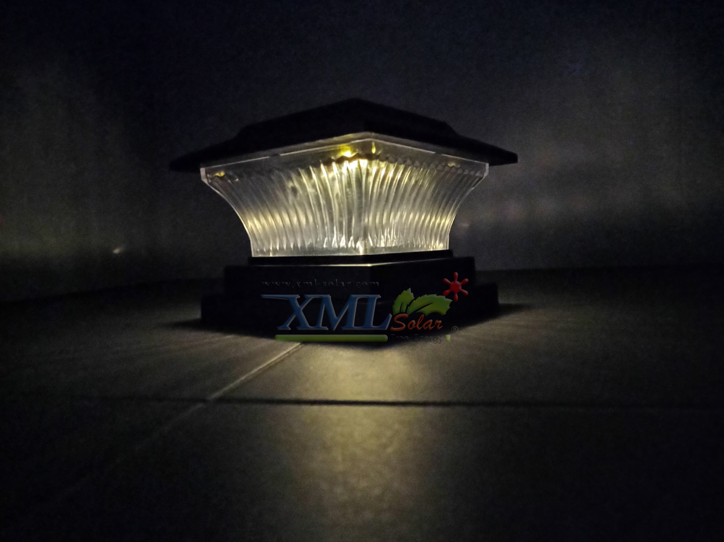 โคมไฟหัวเสาโซล่าเซลล์ ทรงสี่เหลี่ยม รุ่นใหม่ (เเสง : เหลืองวอมไวท์)