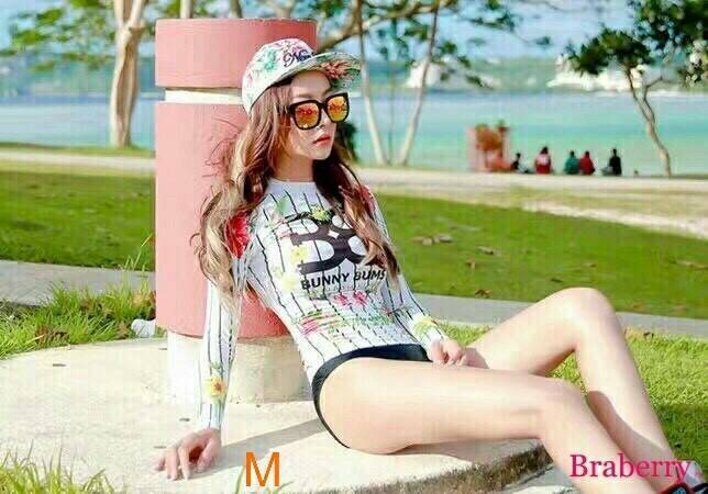 ชุดว่ายน้ำแขนยาว ทรงสวย ใส่แล้วทำให้หุ่นดูเพรียวสวย มีไซส์ M ราคาชุดละ 590 บาท