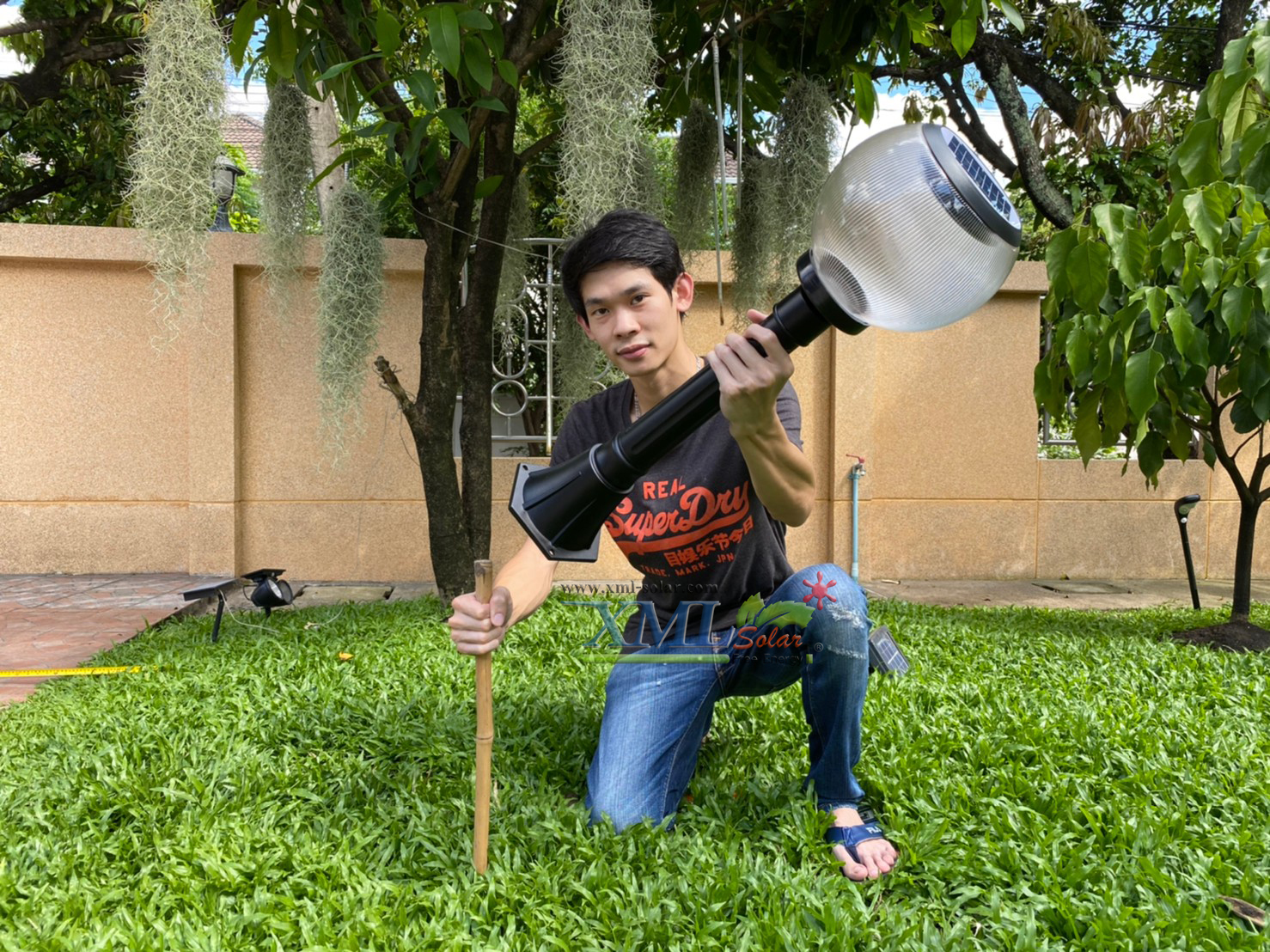 โคมไฟตั้งพื้นโซล่าเซลล์ ทรงกลมใส (20 ซม.) (เปิดได้ 3 แสง)