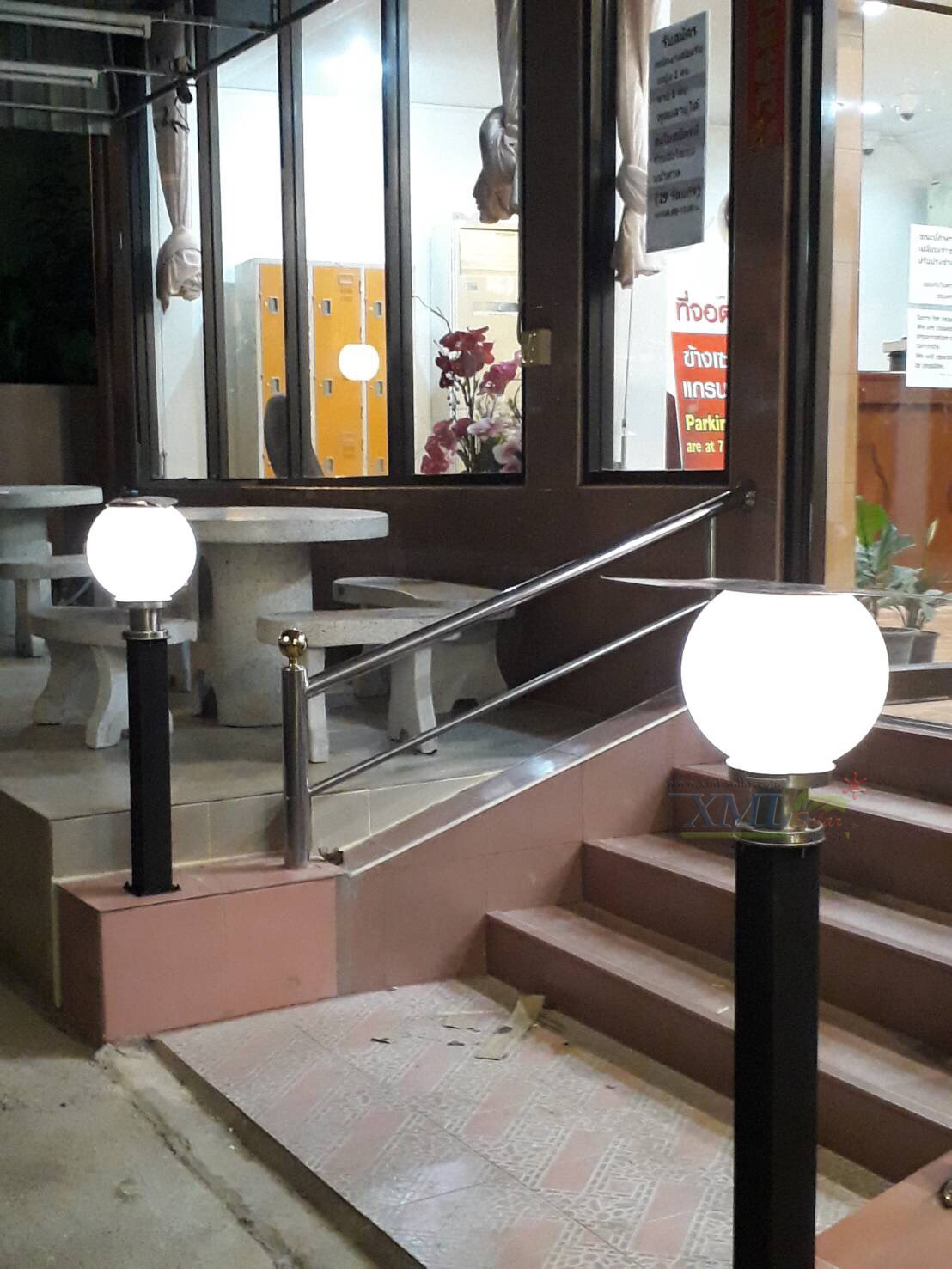 โคมไฟหัวเสาโซล่าเซลล์ ทรงกลมฐานสเเตนเลส (25 ซม.) + Remote (เปิดได้ 3 แสง)+AC