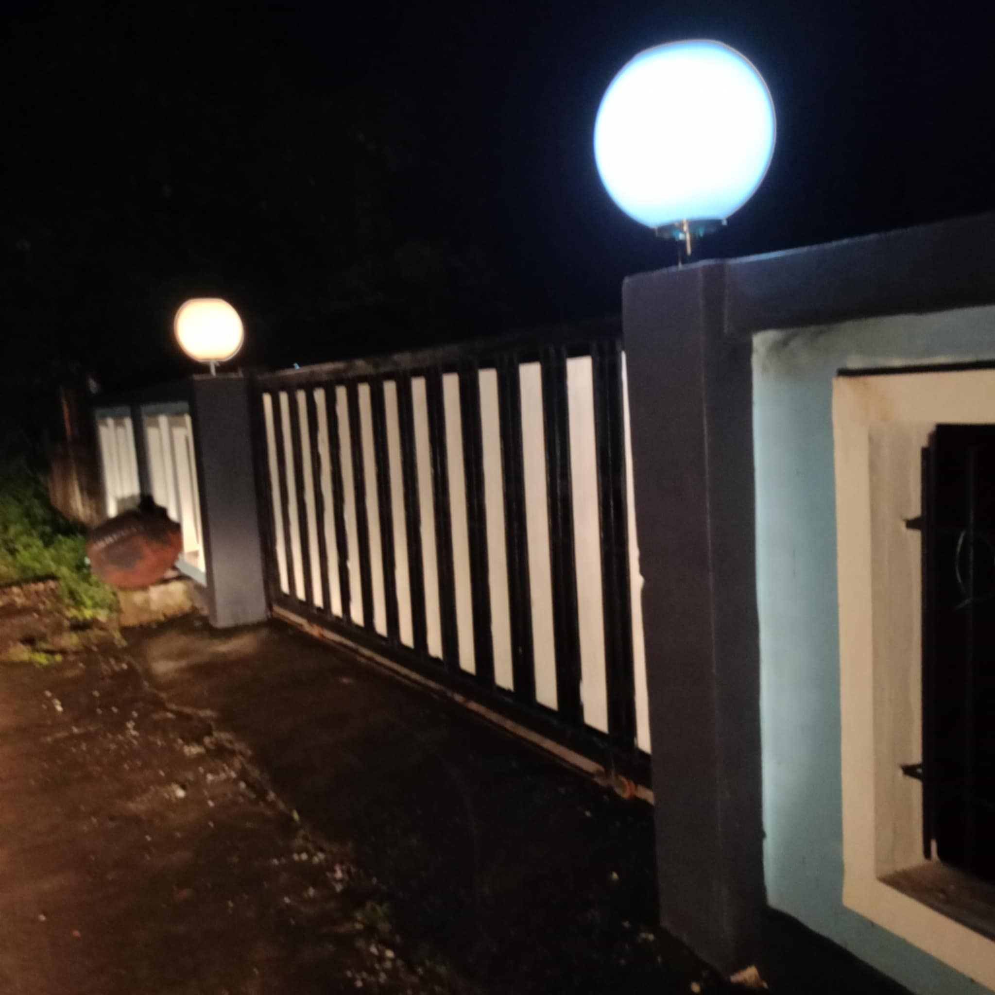 โคมไฟหัวเสาโซล่าเซลล์ ทรงกลมฐานสเเตนเลส (40 ซม.) + Remote (เปิดได้ 3 แสง)+AC