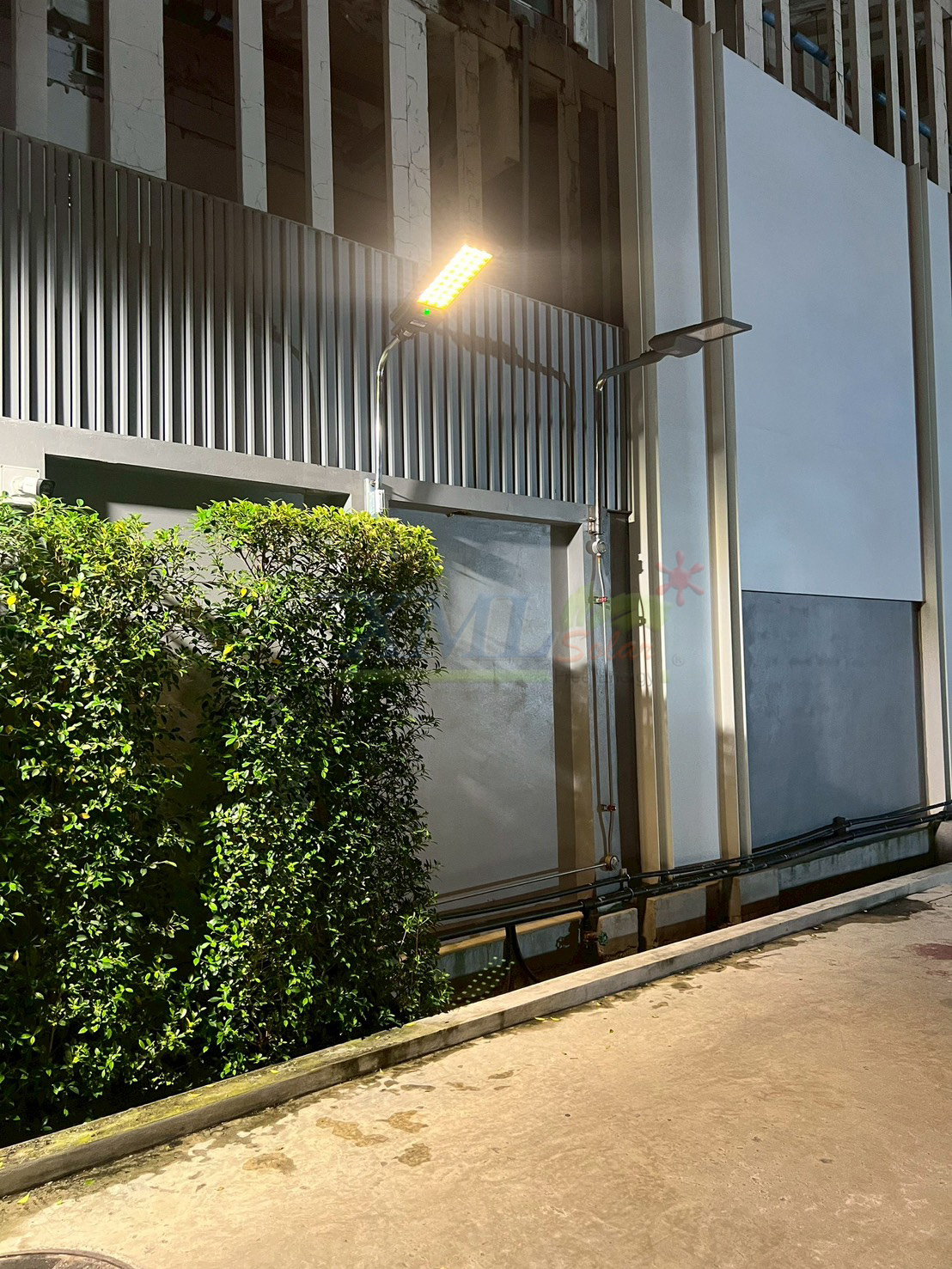 โคมไฟถนนโซล่าเซลล์ Vmax 300w. Series 2020 (แสง : เหลืองวอมไวท์)