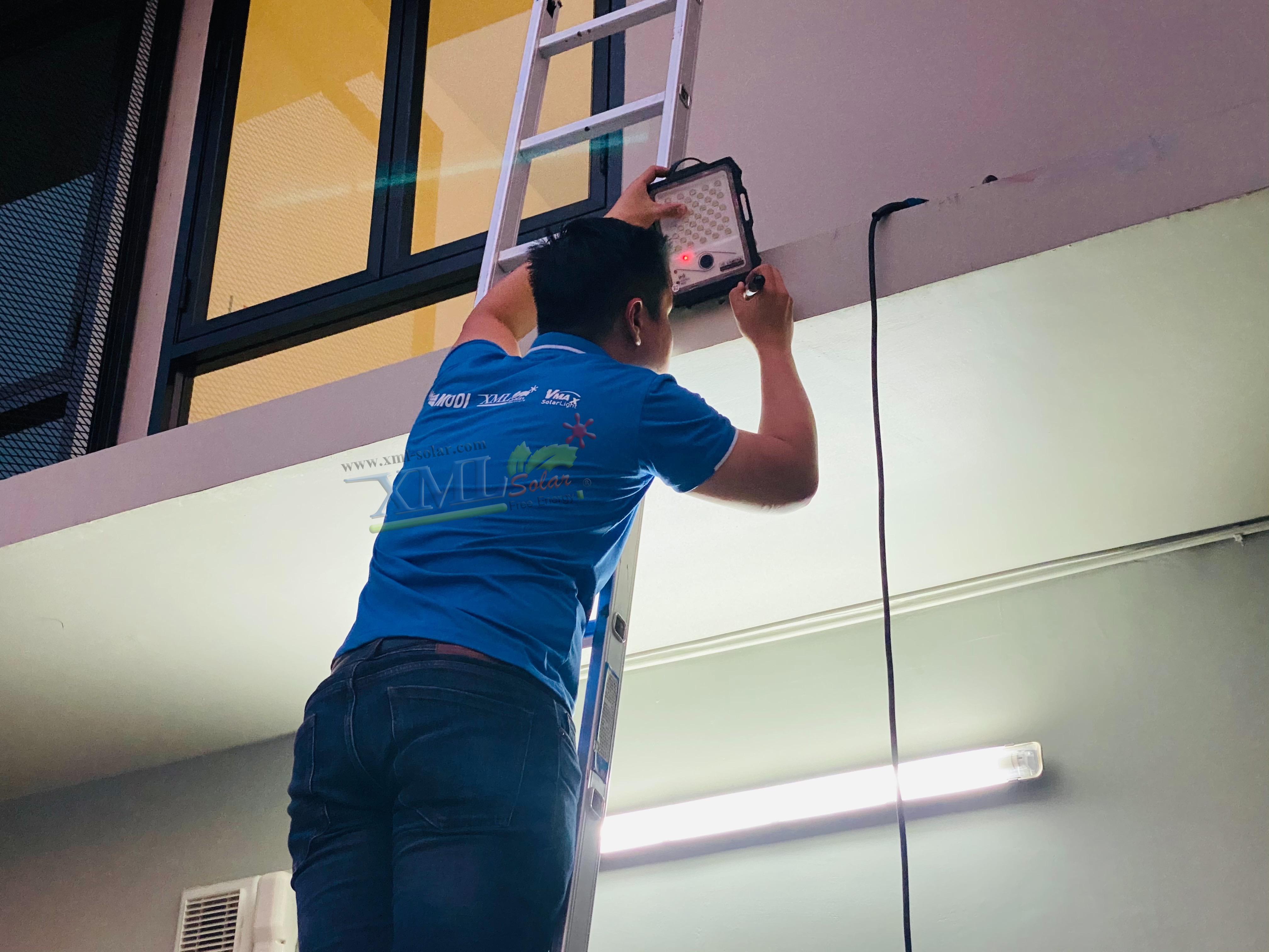 ไฟสปอตไลท์โซล่าเซลล์ 100 W. รุ่น Smart IOT With CCTV Camera (เเสง : ขาว)