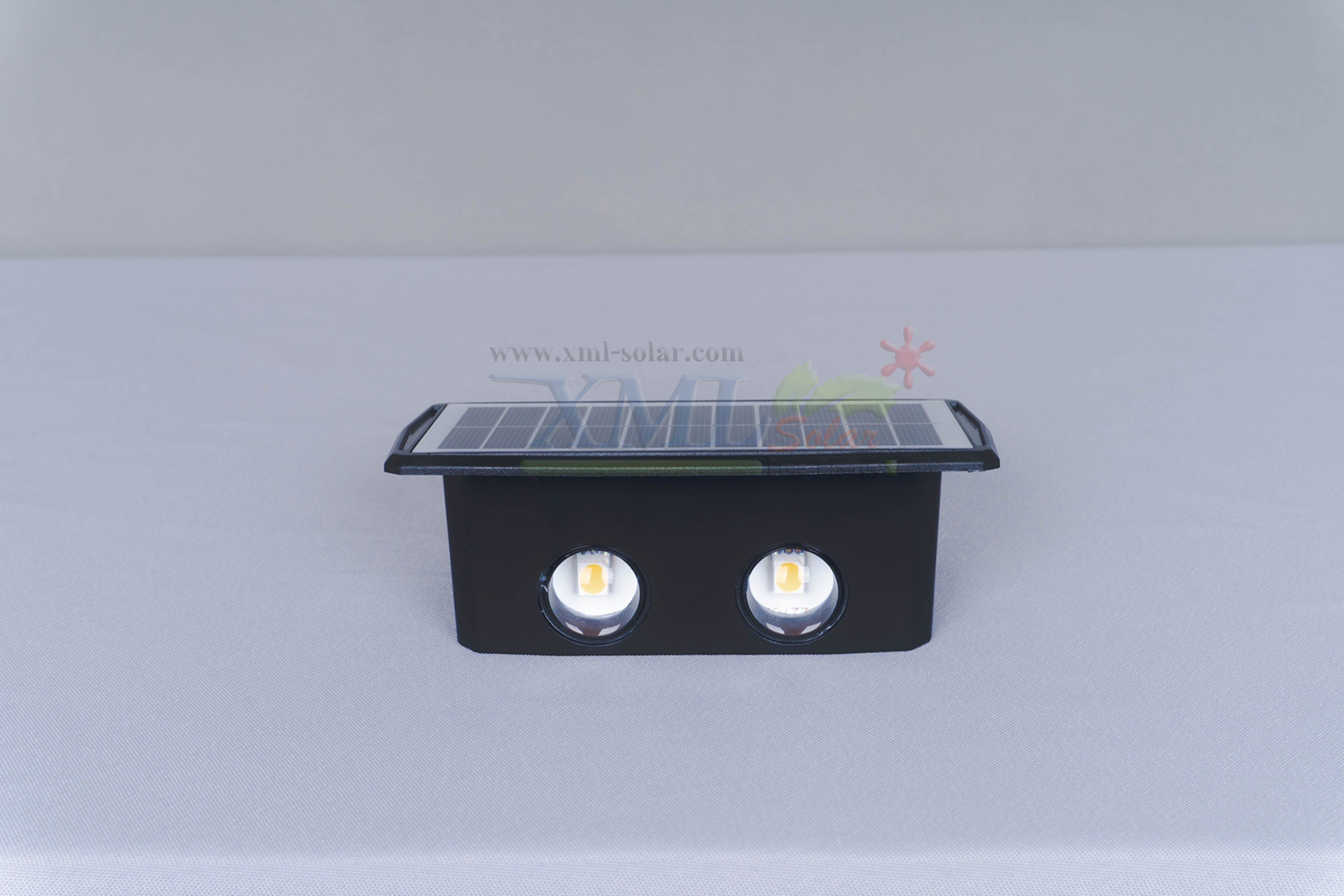 โคมไฟผนังโซล่าเซลล์ 4 LED รุ่นส่องบนล่าง (แสง : เหลืองวอมไวท์)