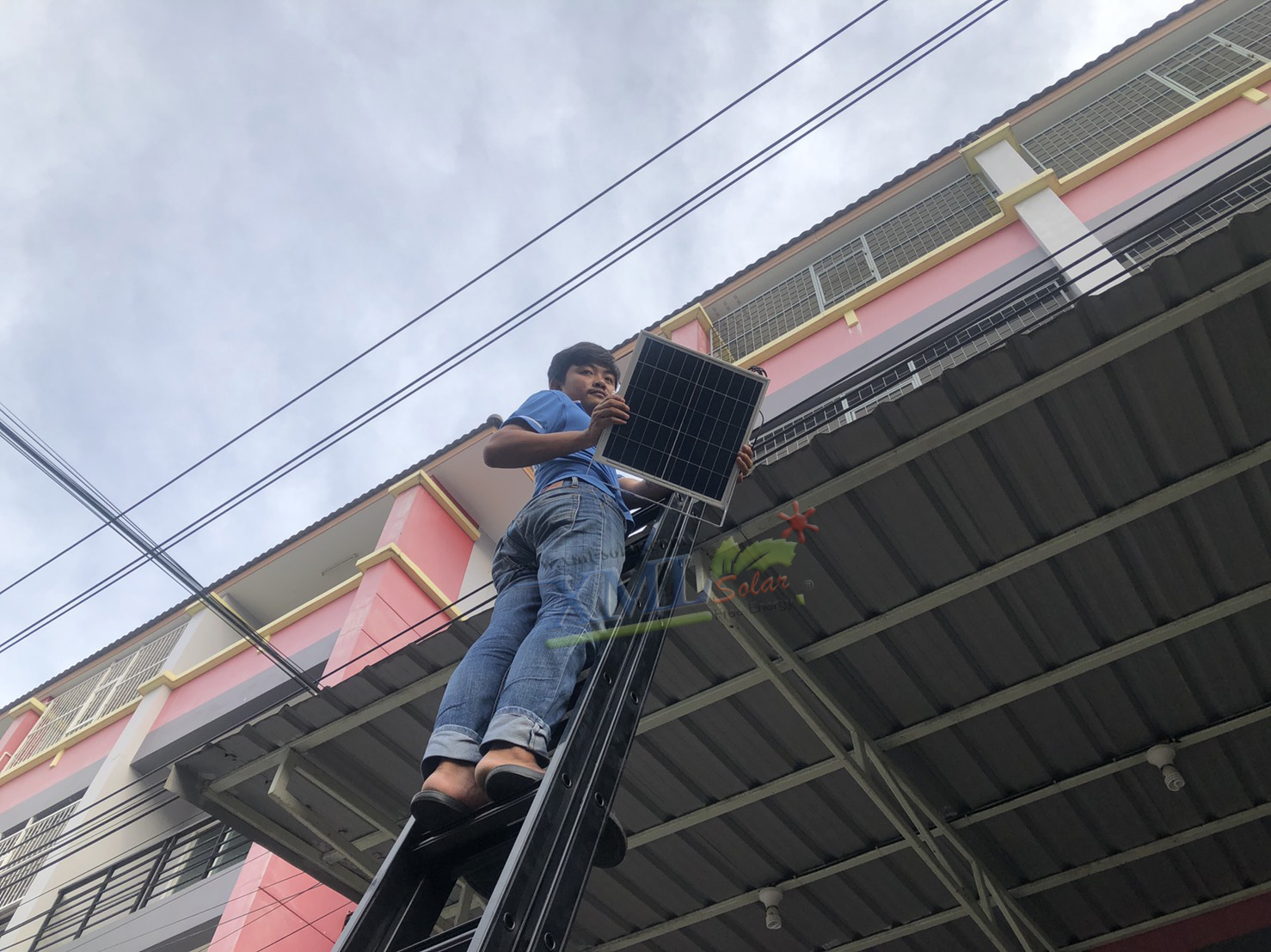 ไฟสปอตไลท์โซล่าเซลล์ 100 W. รุ่น Smart IOT With CCTV Camera (เเสง : ขาว)