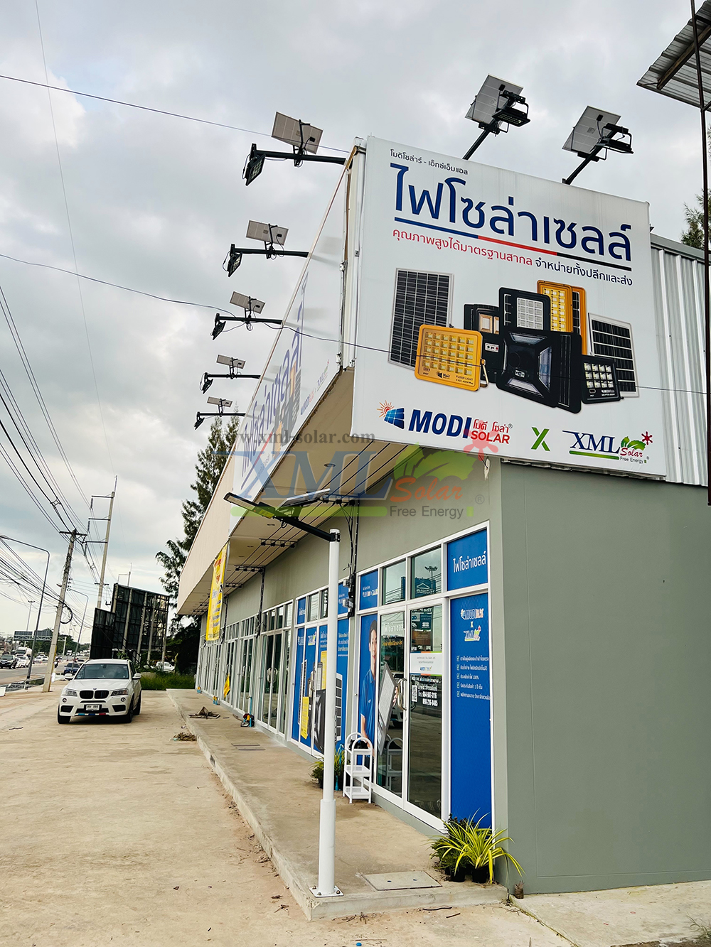 ไฟสปอตไลท์โซล่าเซลล์ 300 W. รุ่น Modi x XML ไซต์ใหญ่ (เเสง : ขาว)