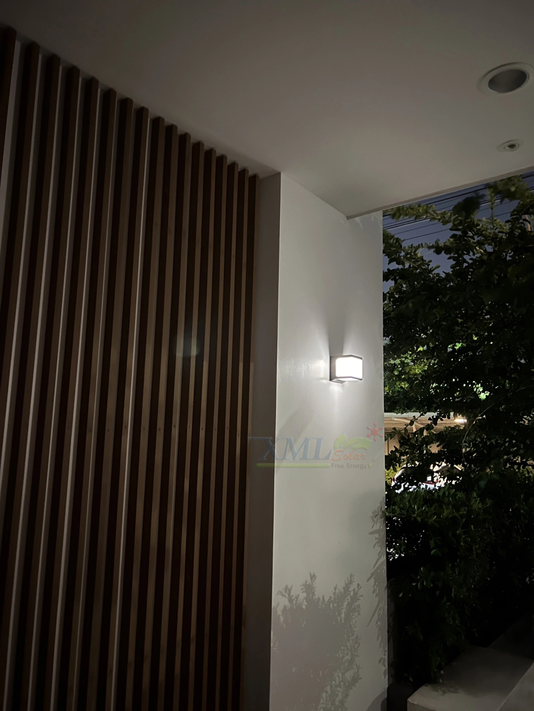 โคมไฟโซล่าเซลล์ติดผนัง ทรงสี่เหลี่ยม (มินิมอล) + Motion Sensor (1,000 lumens) (แสง : เหลืองวอมไวท์)