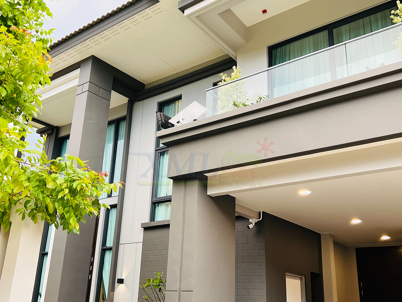 ไฟสปอตไลท์โซล่าเซลล์ 200 Watt กล่องสีน้ำตาล (เปิดได้ 3 แสง)