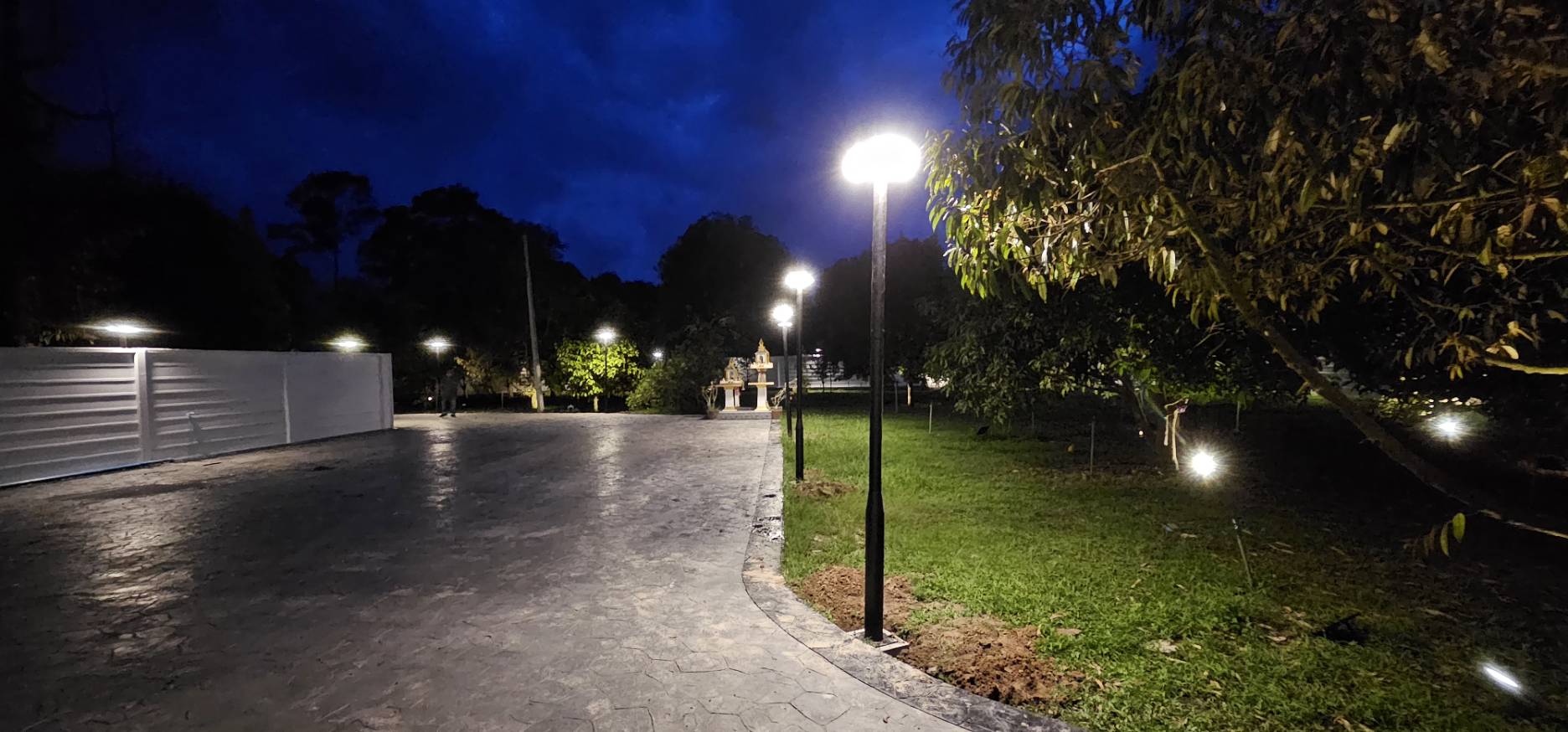 ชุดเสาพร้อมโคม SET A (โคมไฟโซล่าเซลล์ UFO SLT39-300W + เสาเหล็กดำสูง 2.82 เมตร)(เปิดได้ 3 แสง)