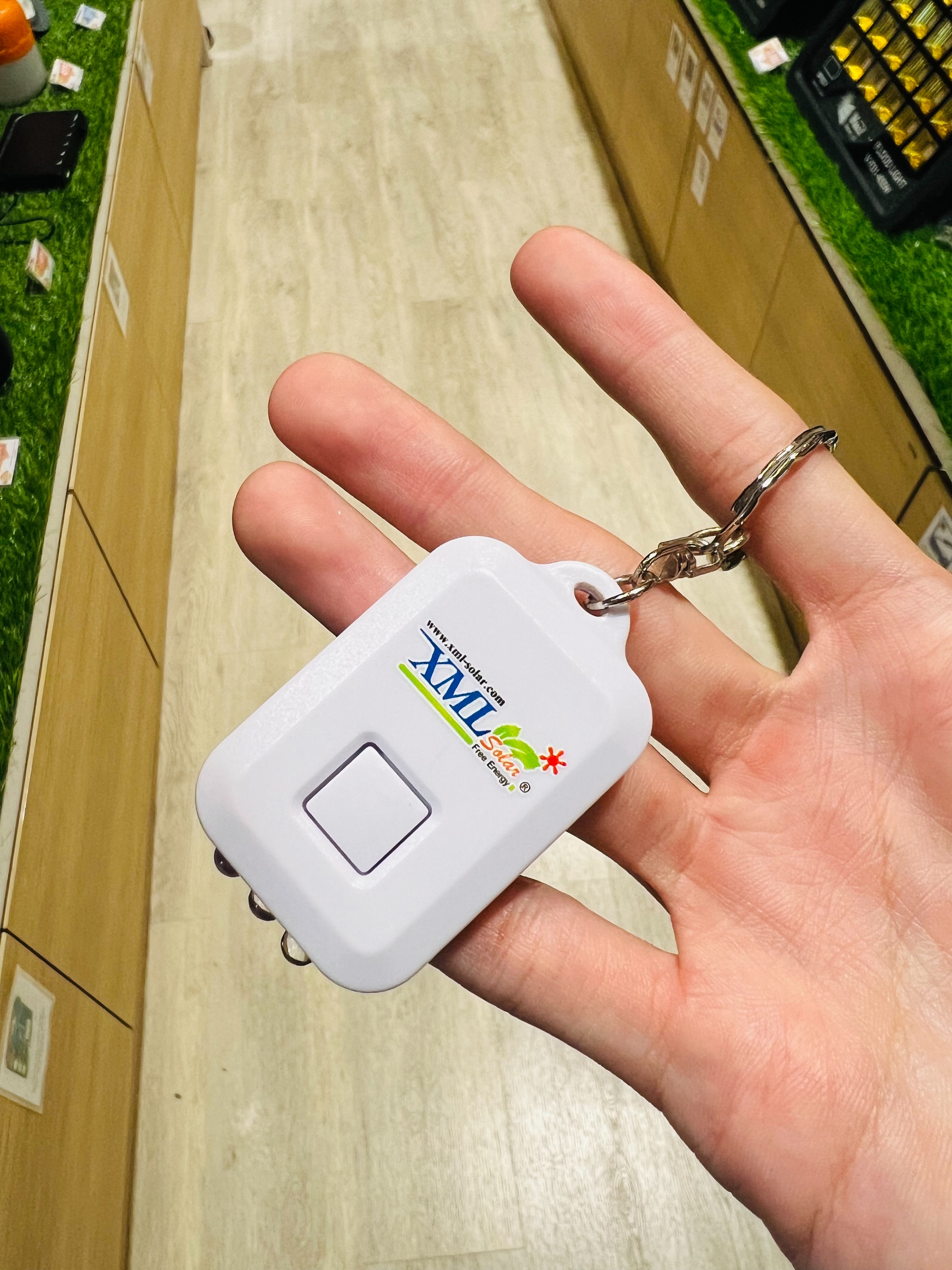 พวงกุญแจไฟฉายโซล่าเซลล์ 3 LED (คละสี ได้รับ 1 ชิ้น)