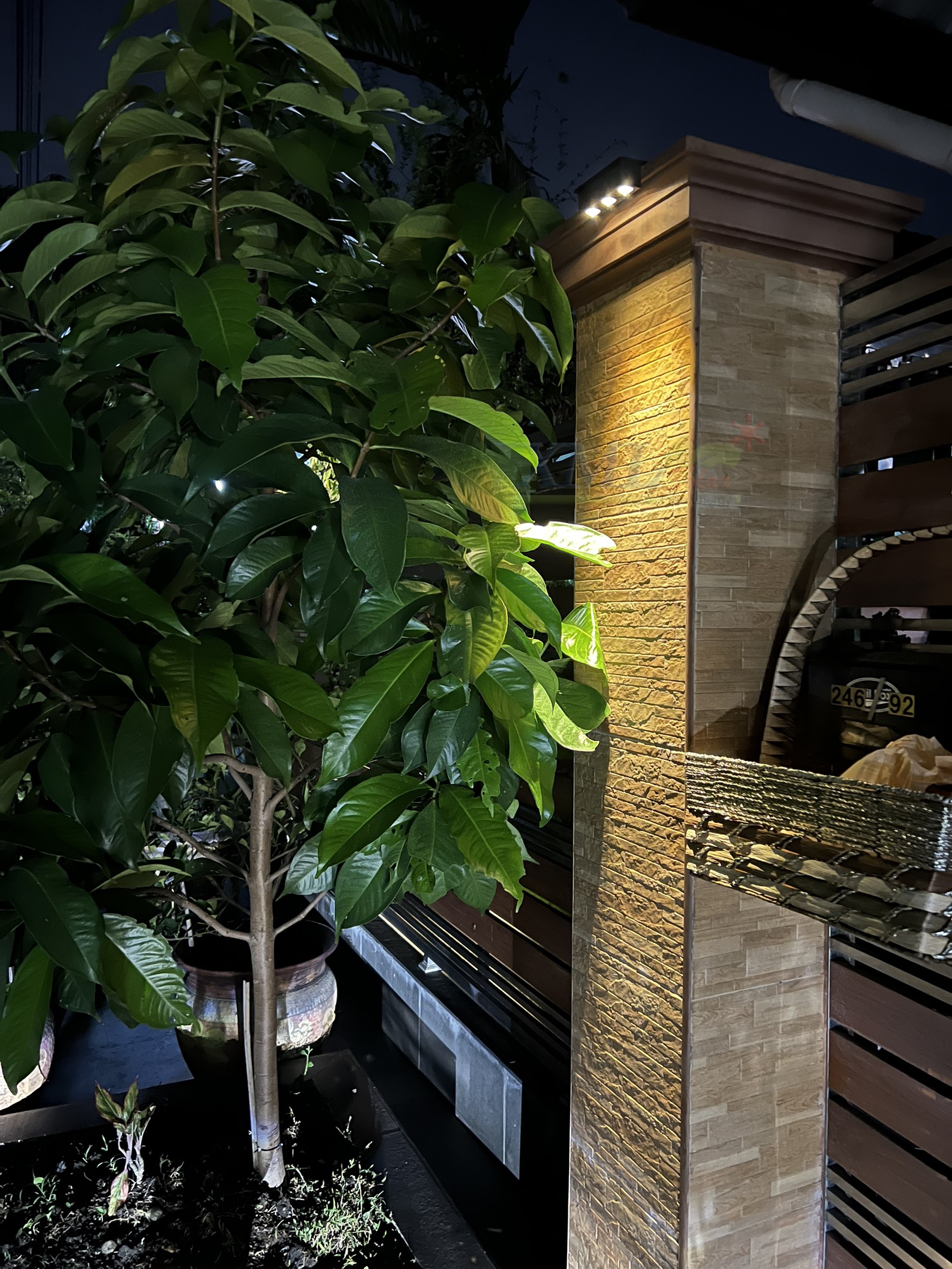 ไฟผนังโซล่าเซลล์ติดสันกำเเพง 3 LED (เเสง : เหลืองวอมไวท์) (1 เเถม 1)