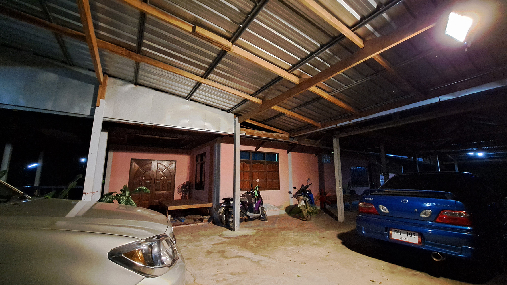 ไฟสปอตไลท์โซล่าเซลล์ 200 Watt กล่องสีน้ำตาล (เปิดได้ 3 แสง)