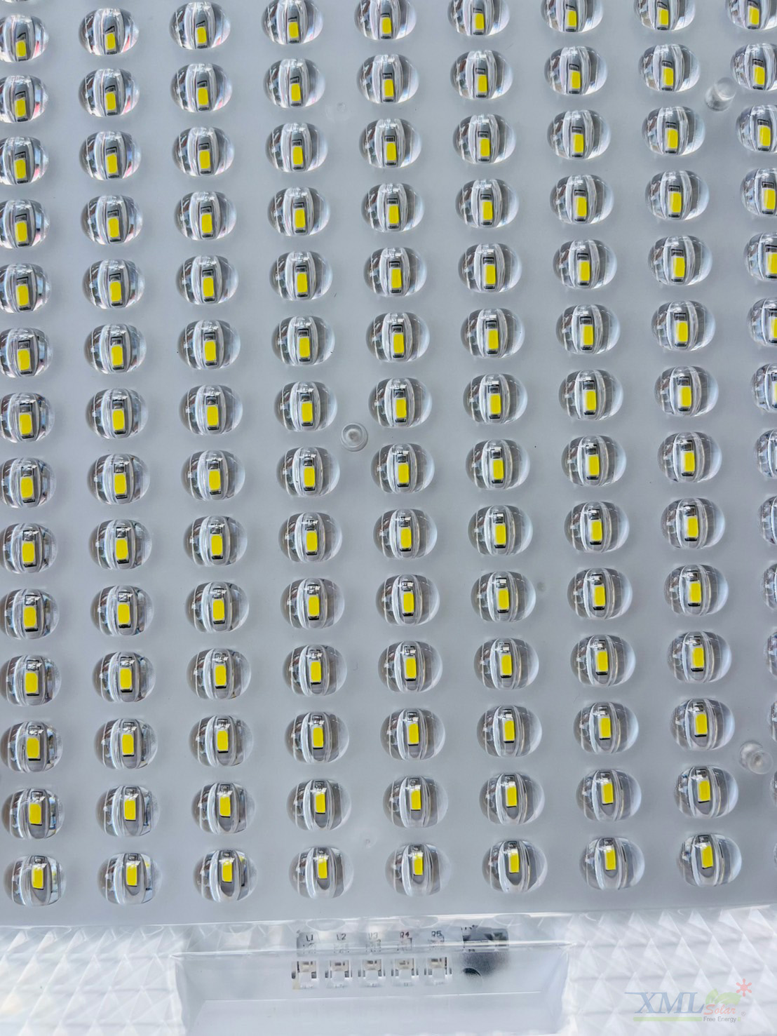 โคมไฟถนนโซล่าเซลล์ 1000W รุ่น MD-SLT30-1000W (แสง : ขาว)