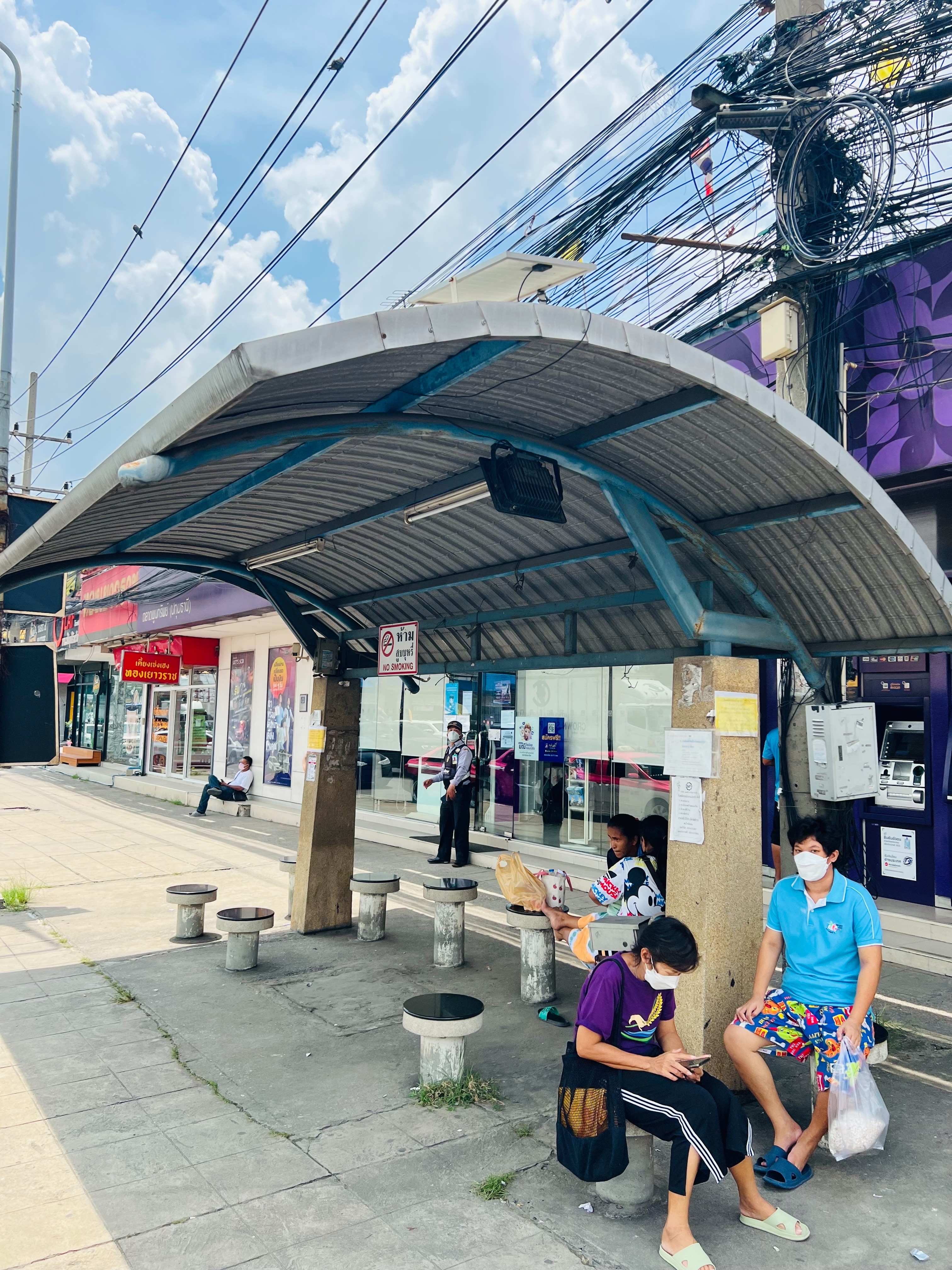 สปอร์ตไลท์โซล่าเซลล์ 200 W. รุ่นใหม่ JD8200L (แสง : เหลืองวอมไวท์)